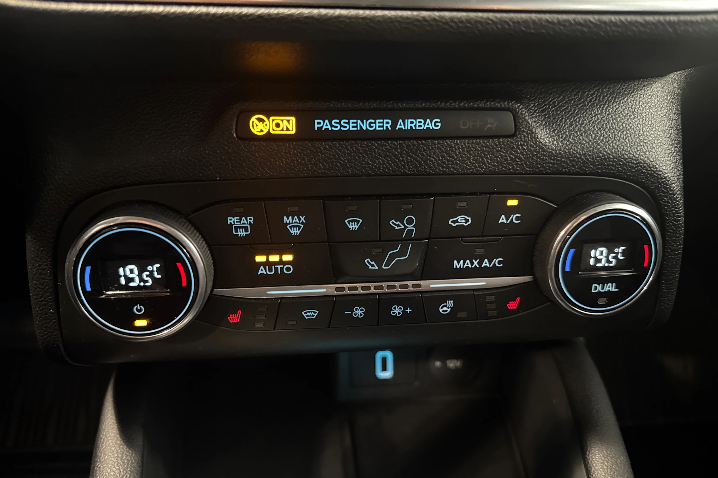 sininen Ford Focus 2020 kuva 13.