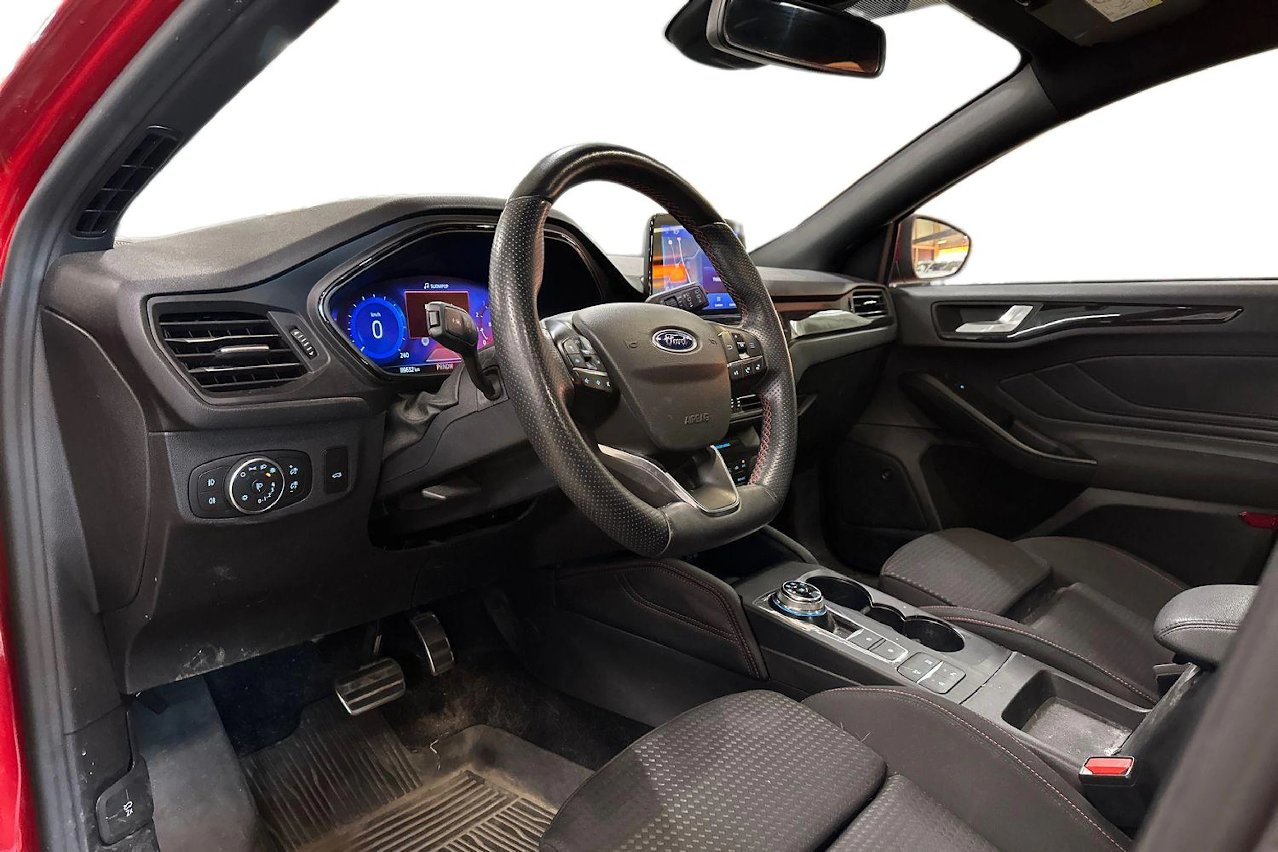 punainen Ford Focus 2021 kuva 3.