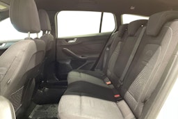 valkoinen Ford Focus 2021 kuva 8.