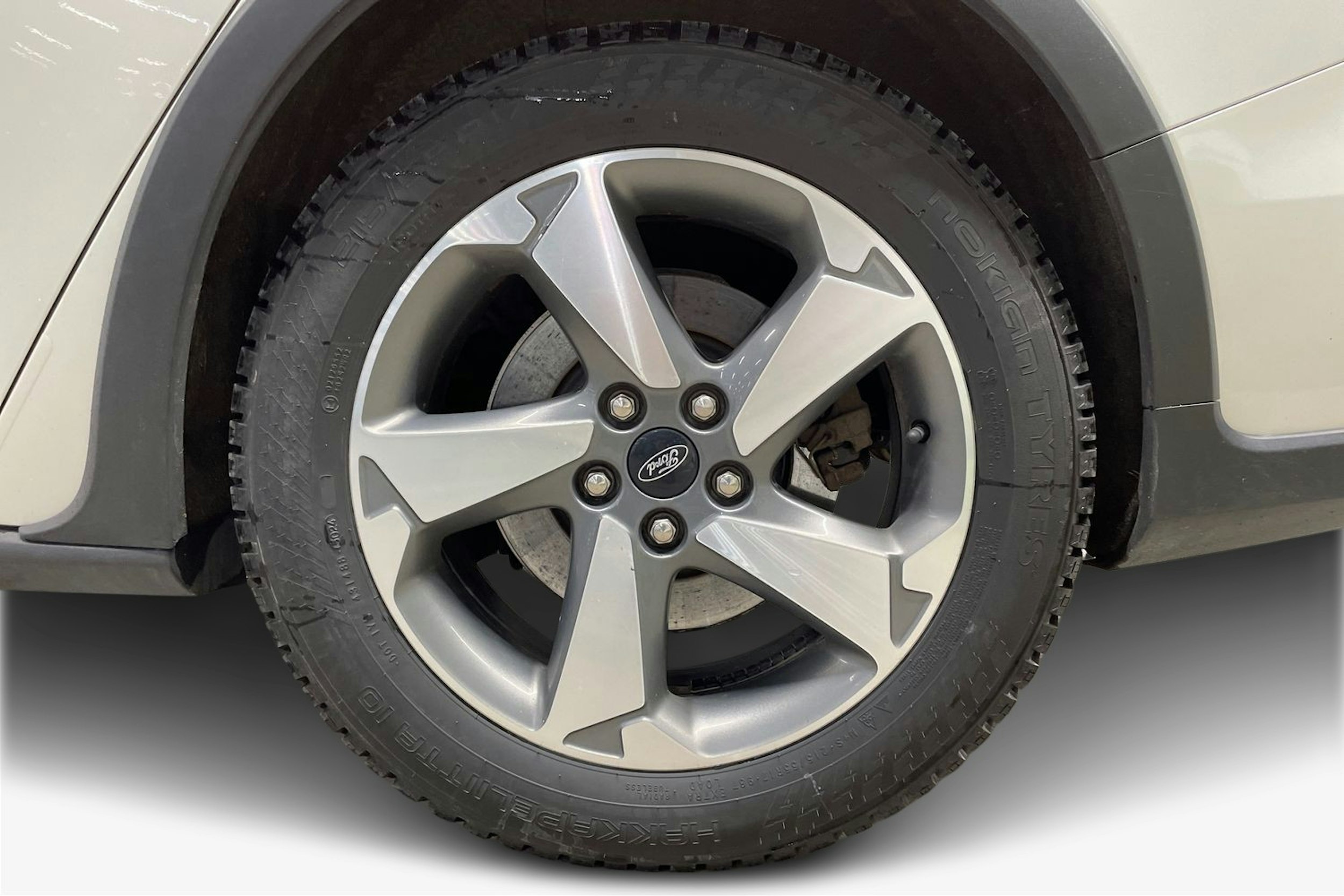 valkoinen Ford Focus 2021 kuva 9.