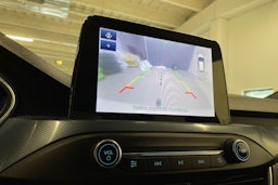 valkoinen Ford Focus 2021 kuva 16.