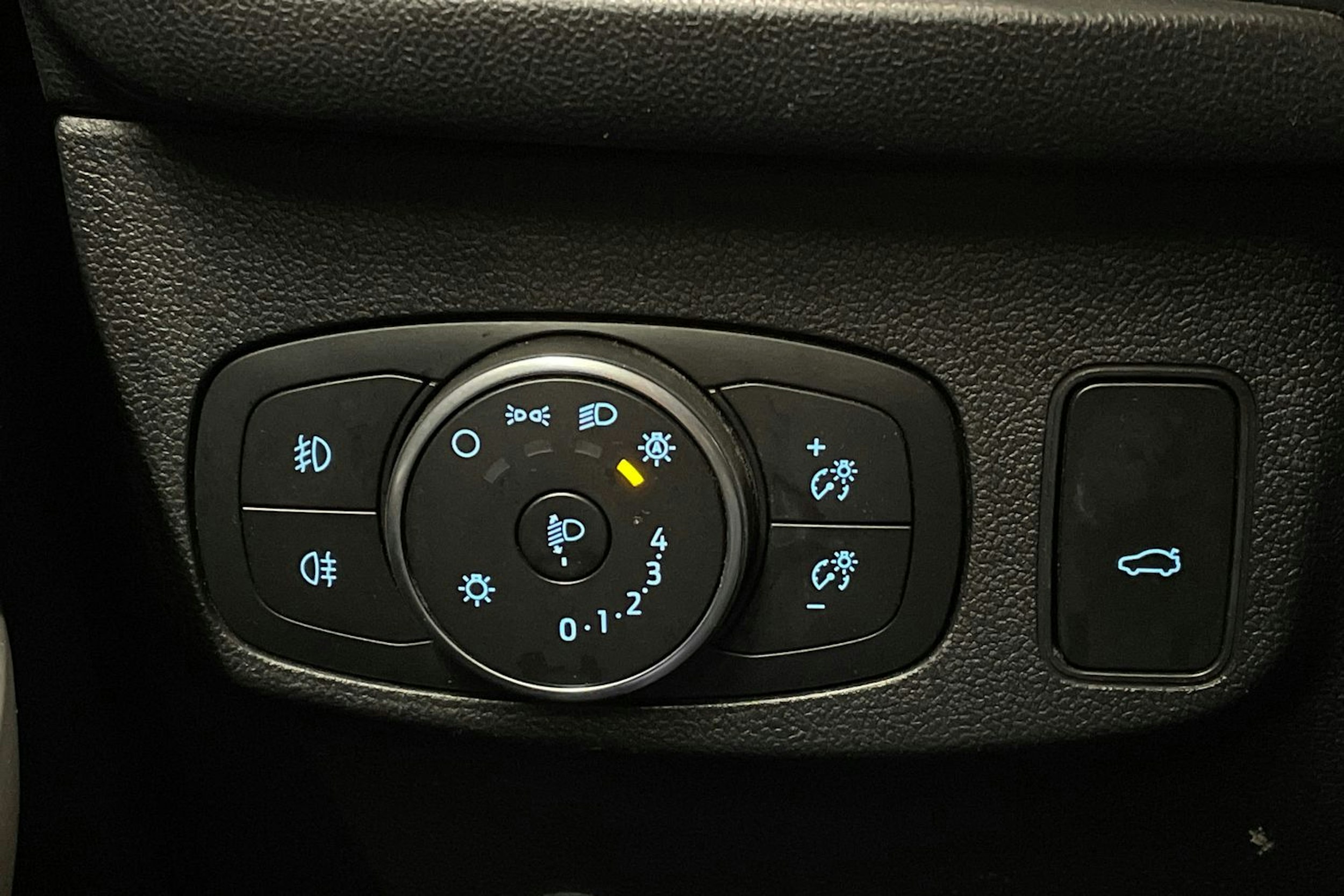 valkoinen Ford Focus 2021 kuva 21.