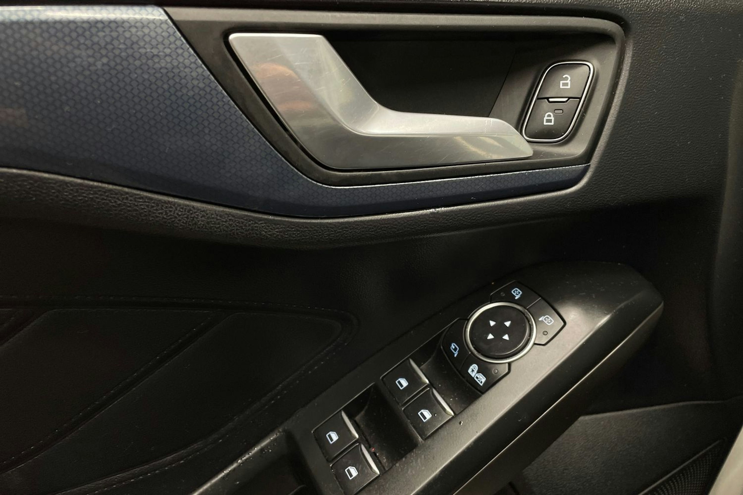 valkoinen Ford Focus 2021 kuva 24.