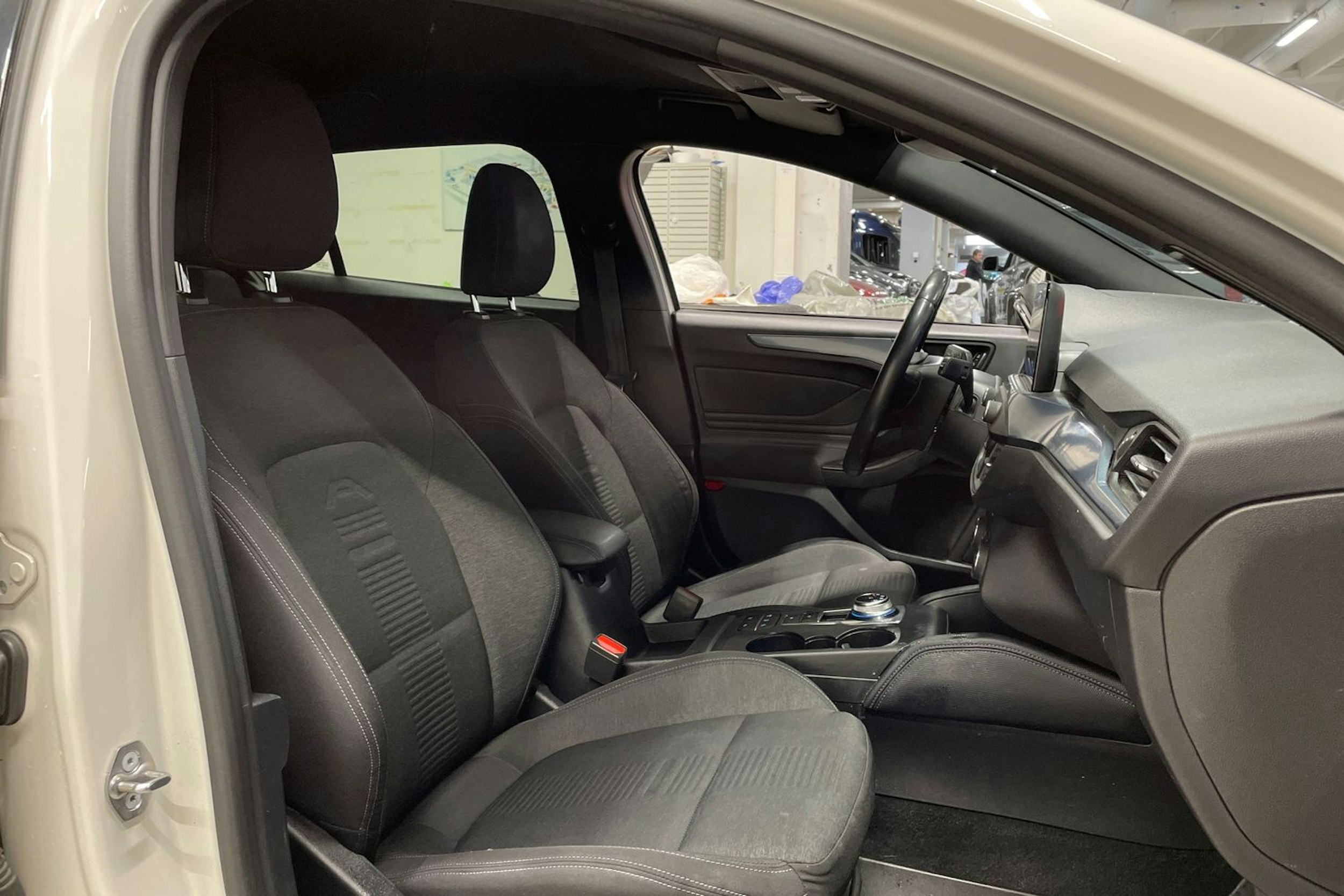 valkoinen Ford Focus 2021 kuva 26.