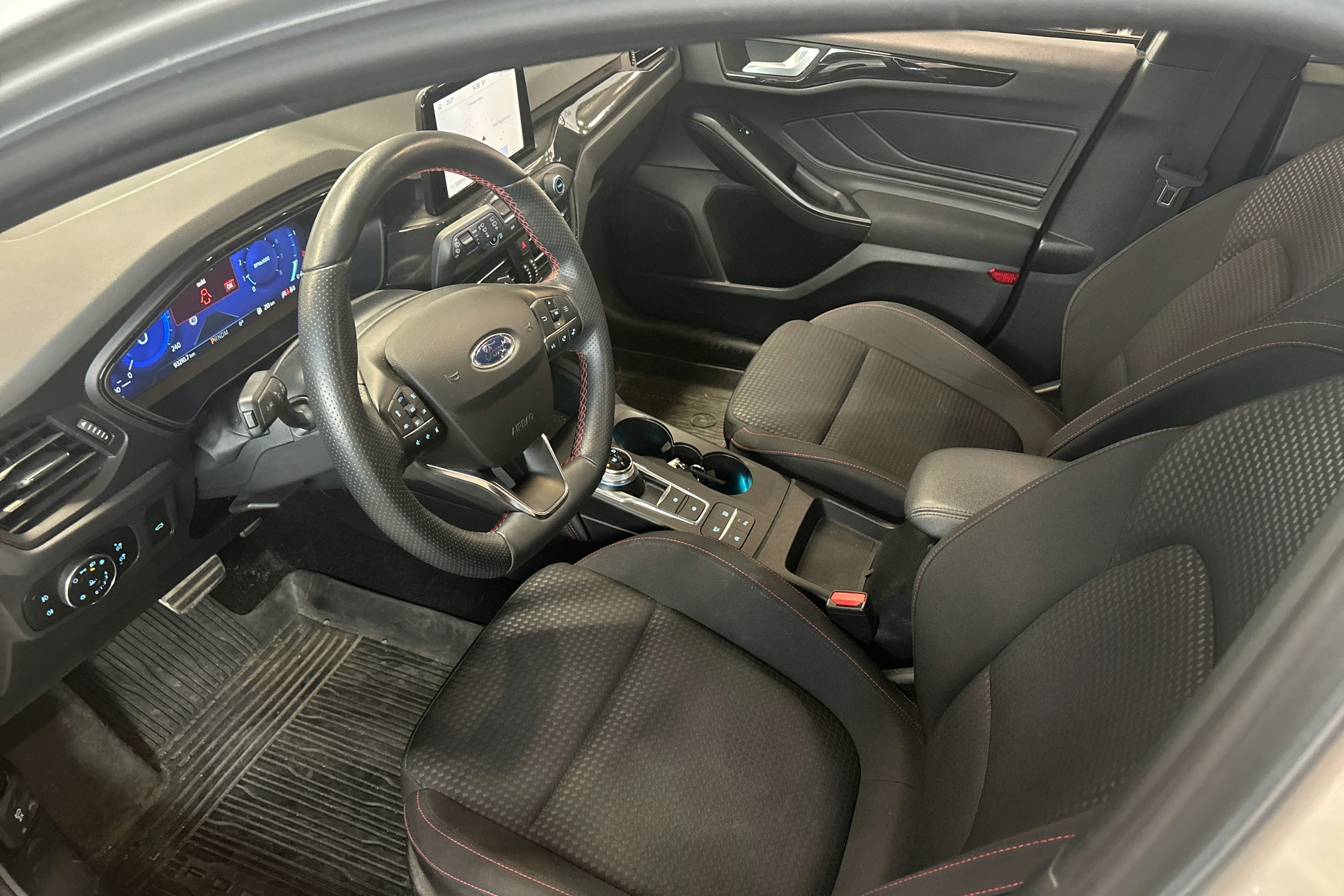 Harmaa Ford FOCUS 2021 kuva 3.