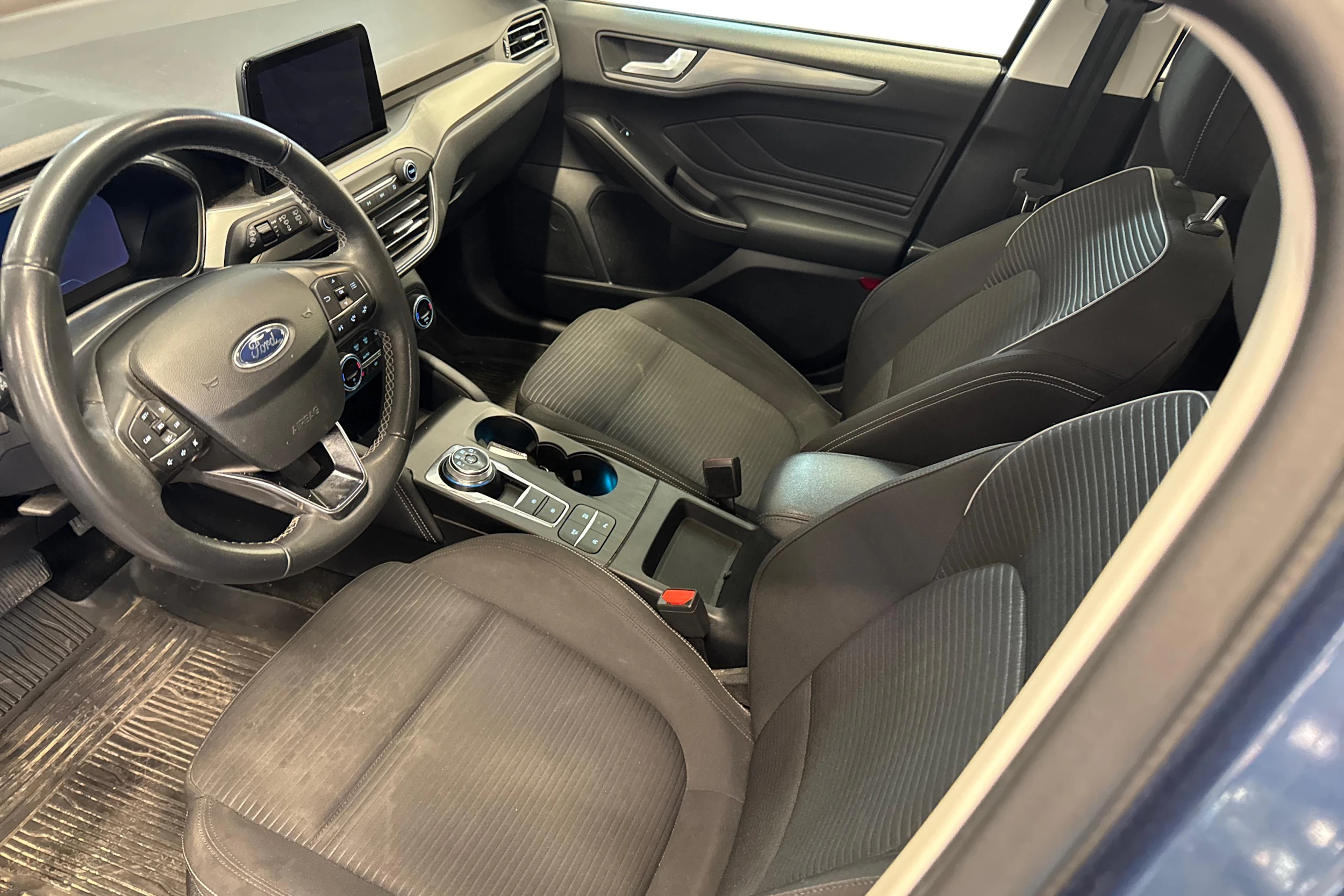 sininen Ford Focus 2021 kuva 6.