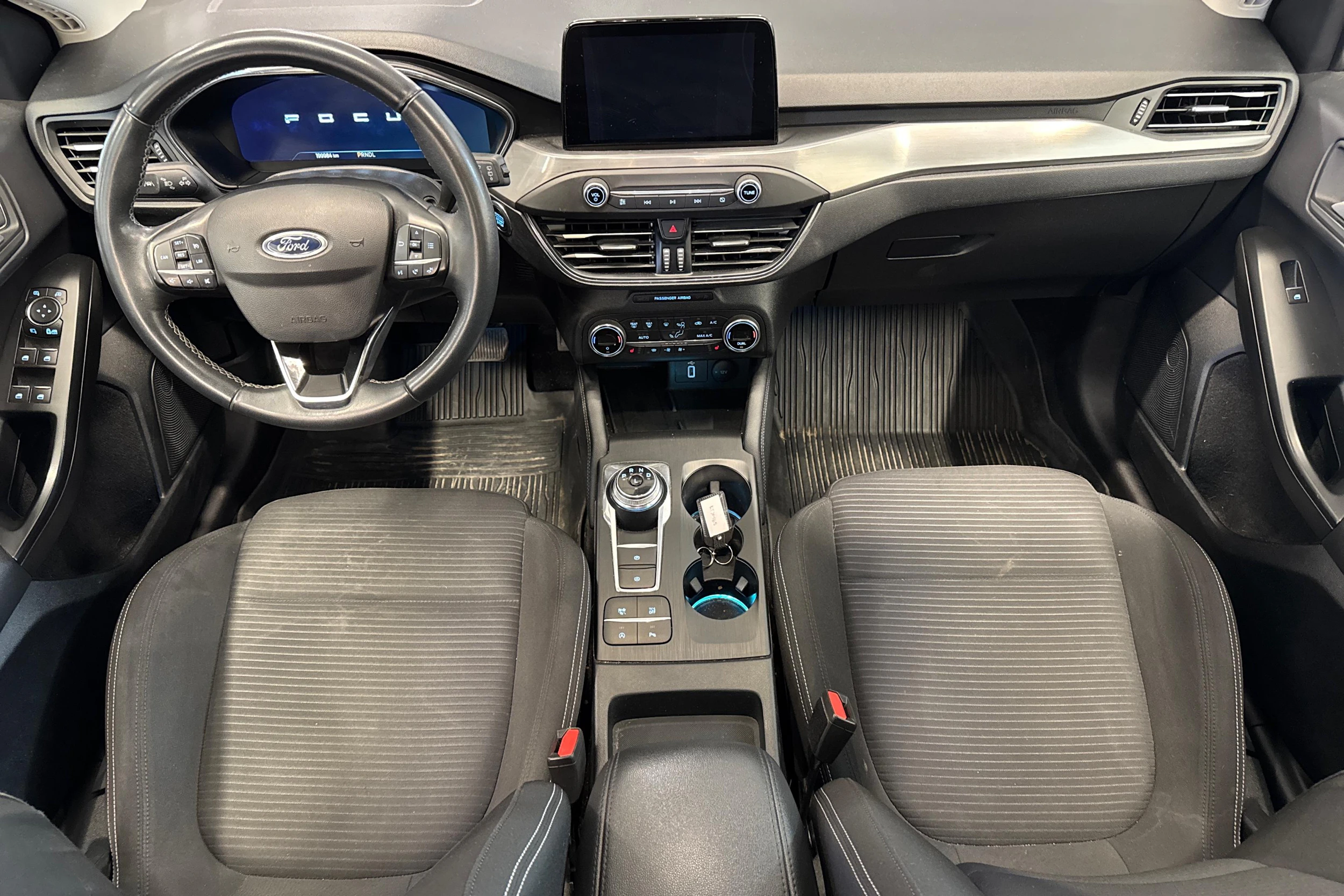 sininen Ford Focus 2021 kuva 7.