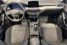 sininen Ford Focus 2021 kuva 7.