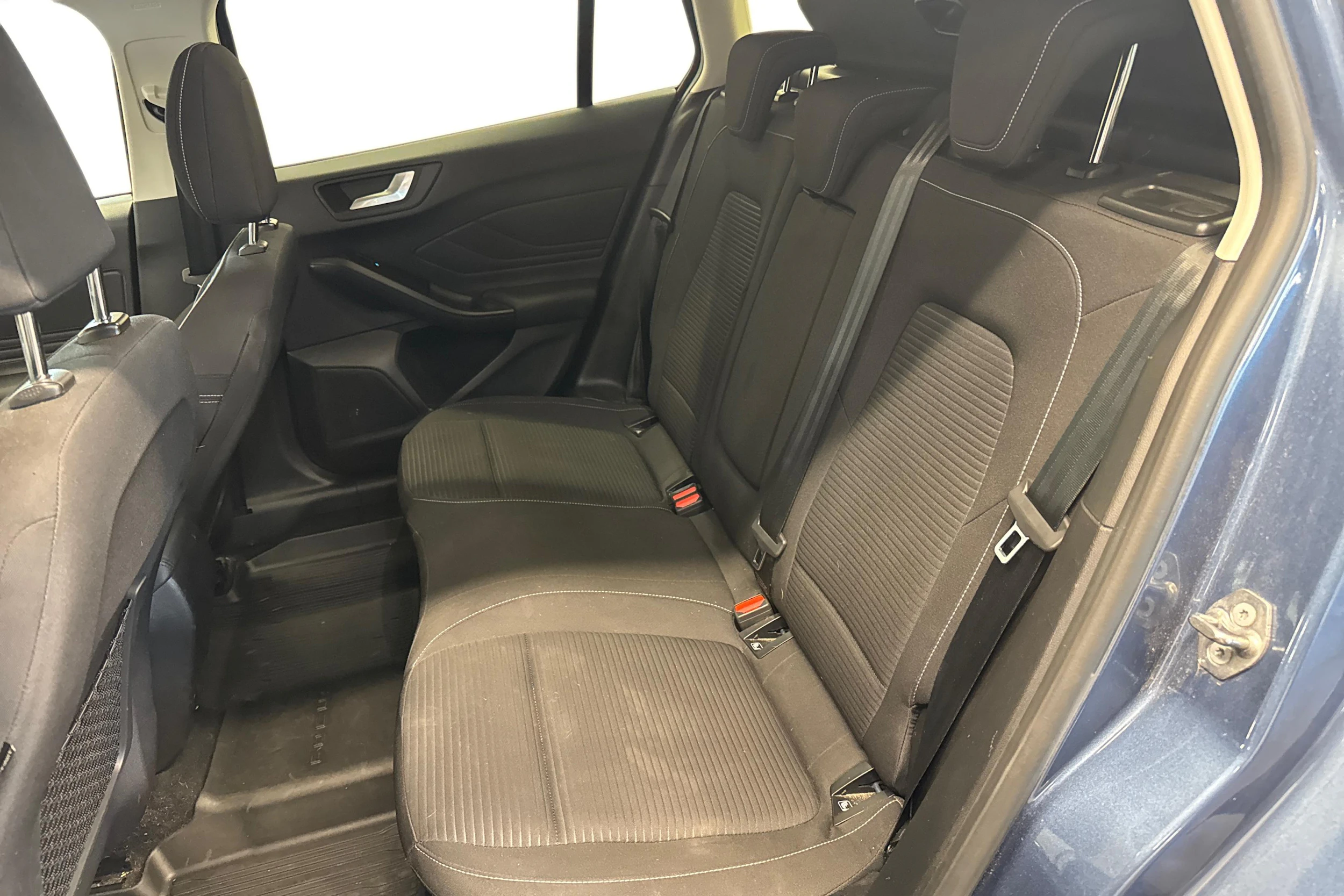 sininen Ford Focus 2021 kuva 8.