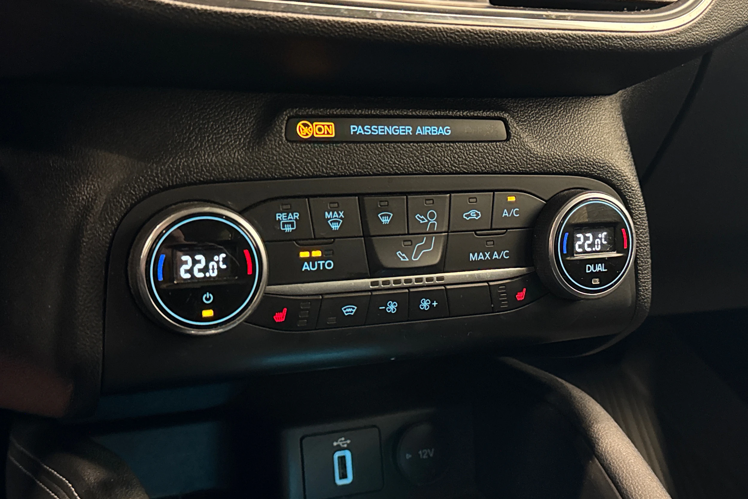 sininen Ford Focus 2021 kuva 16.