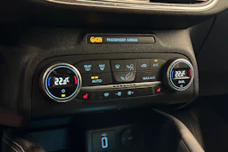 sininen Ford Focus 2021 kuva 16.