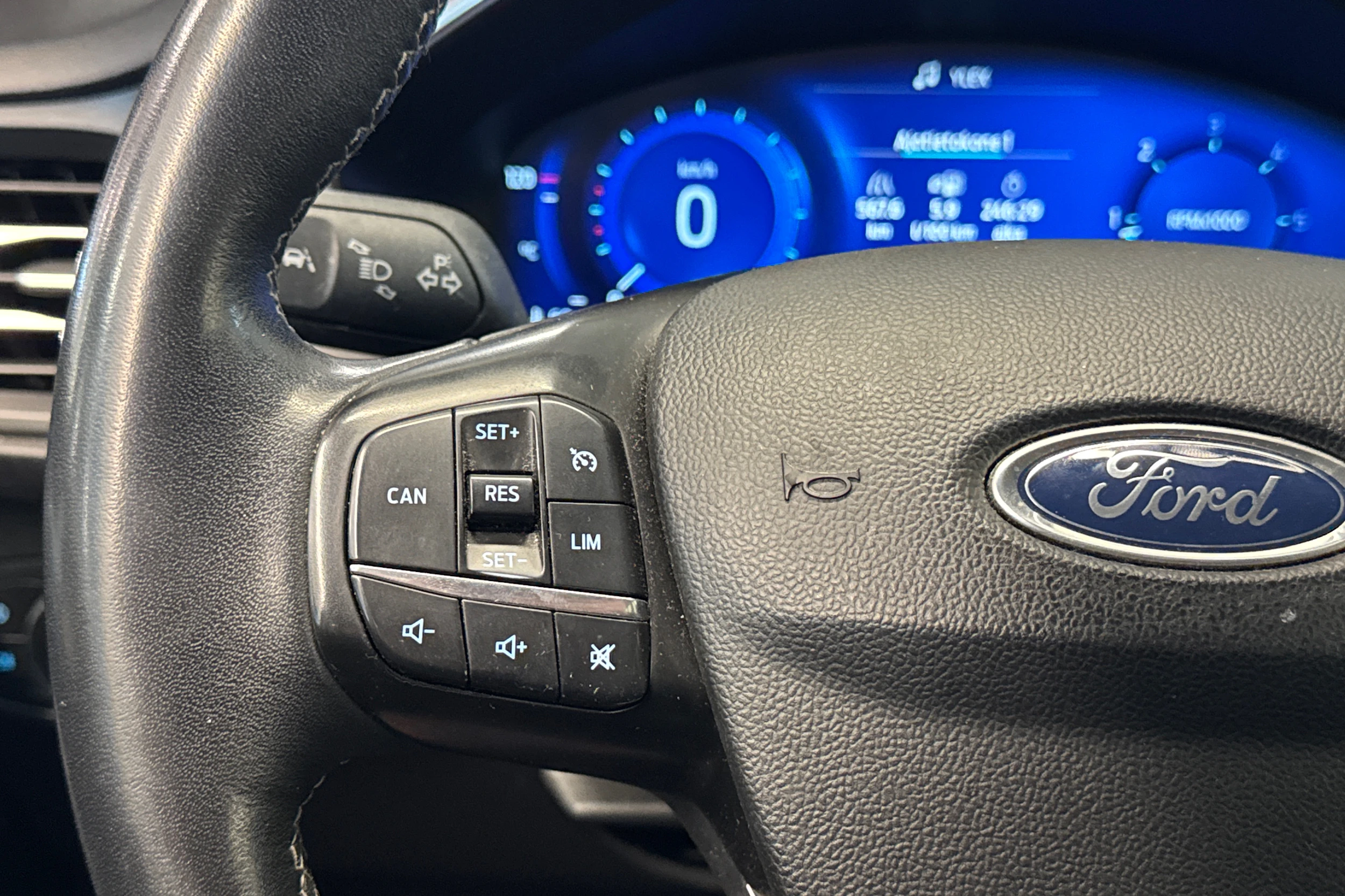 sininen Ford Focus 2021 kuva 18.