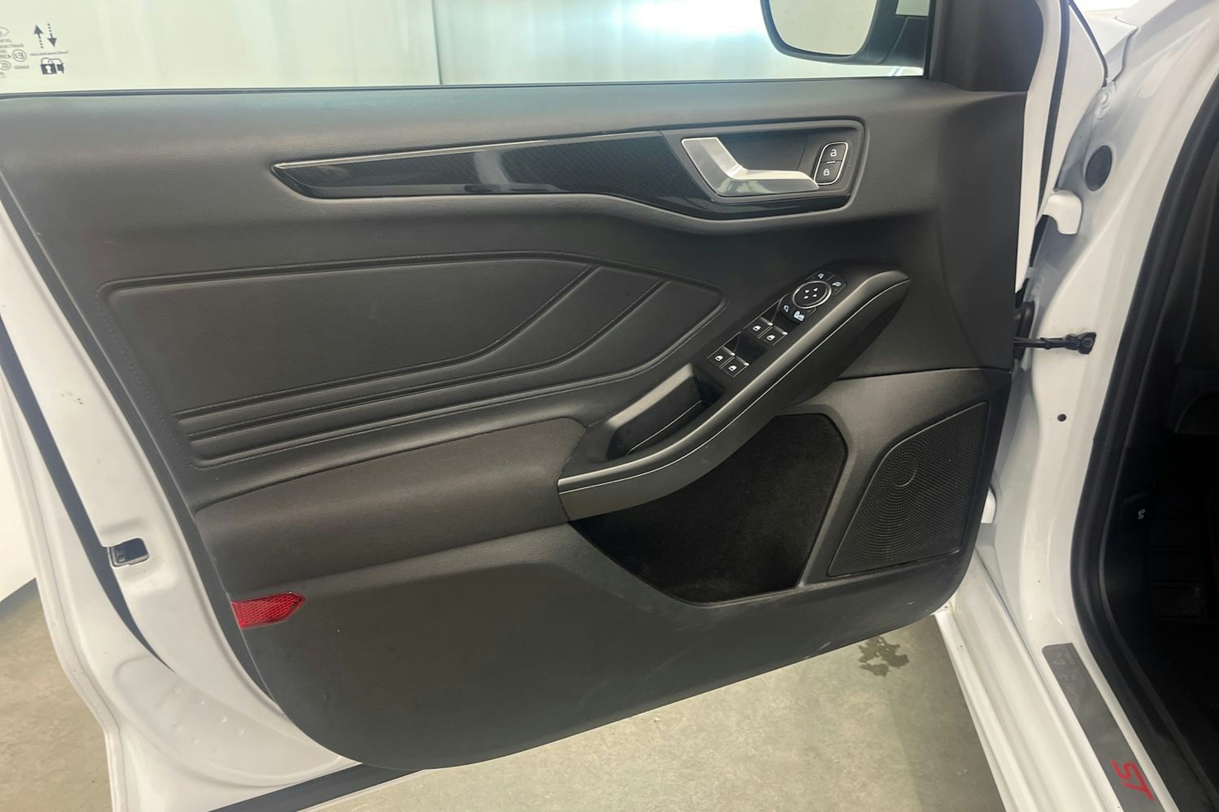 valkoinen Ford Focus 2021 kuva 14.