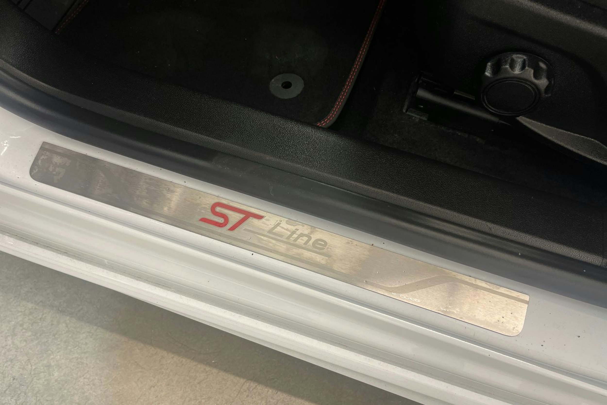 valkoinen Ford Focus 2021 kuva 15.