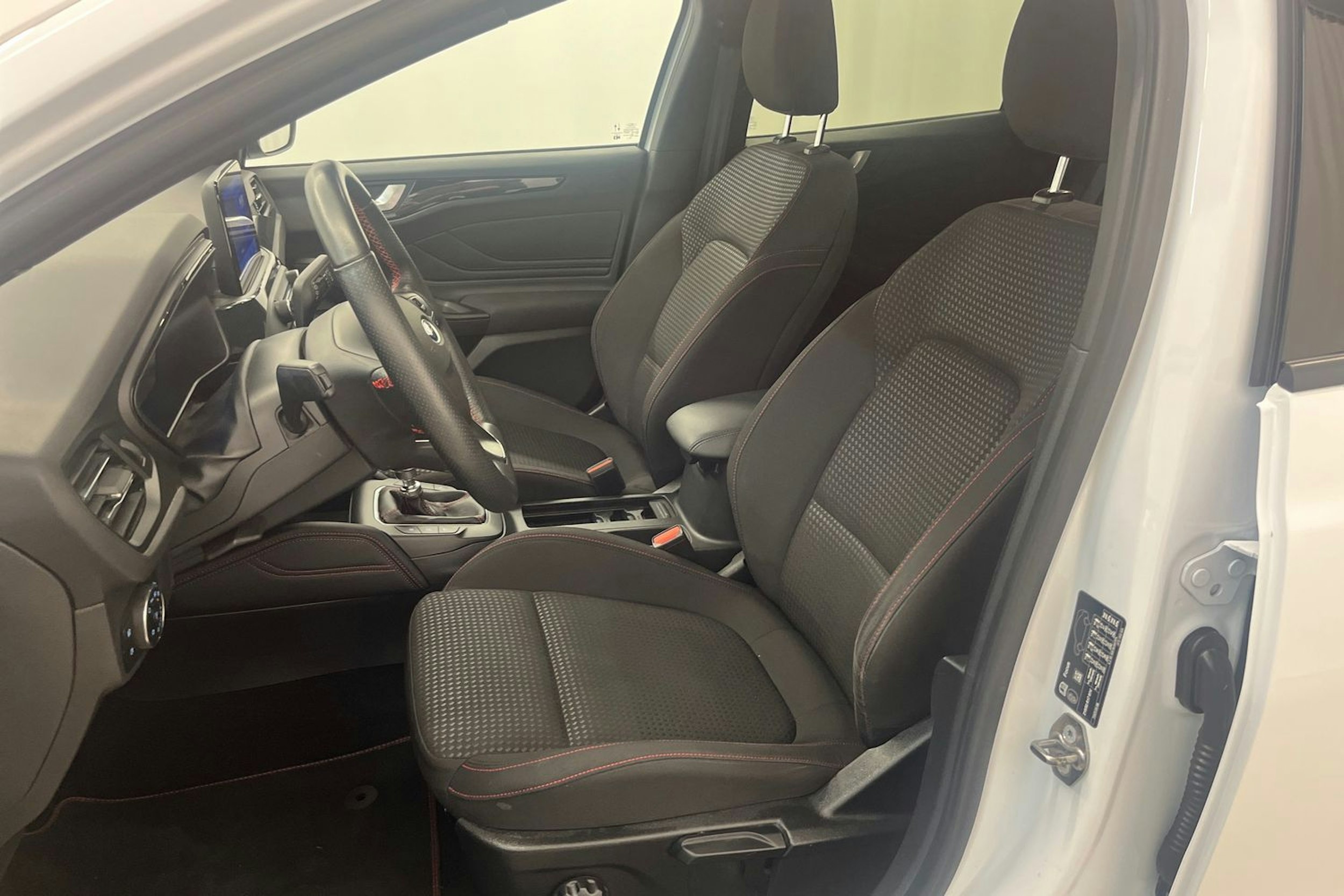 valkoinen Ford Focus 2021 kuva 16.