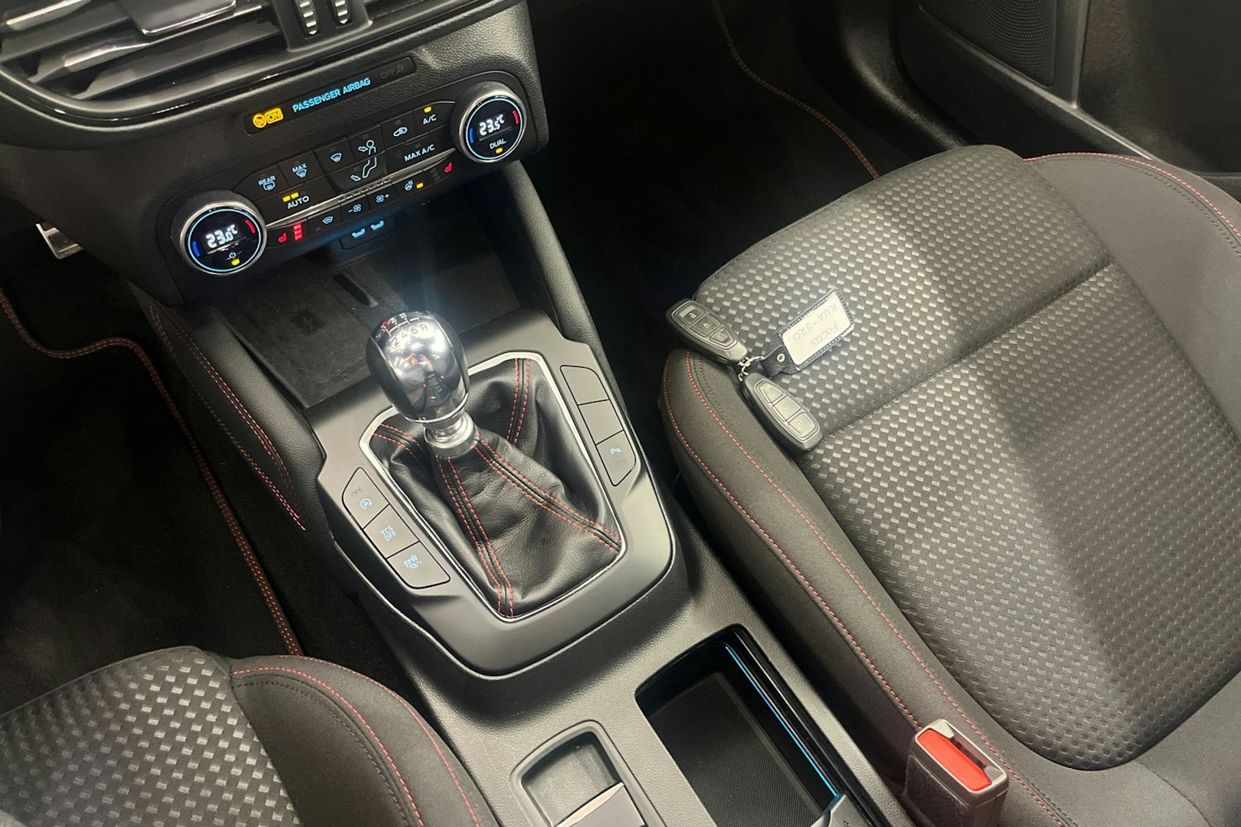 valkoinen Ford Focus 2021 kuva 18.