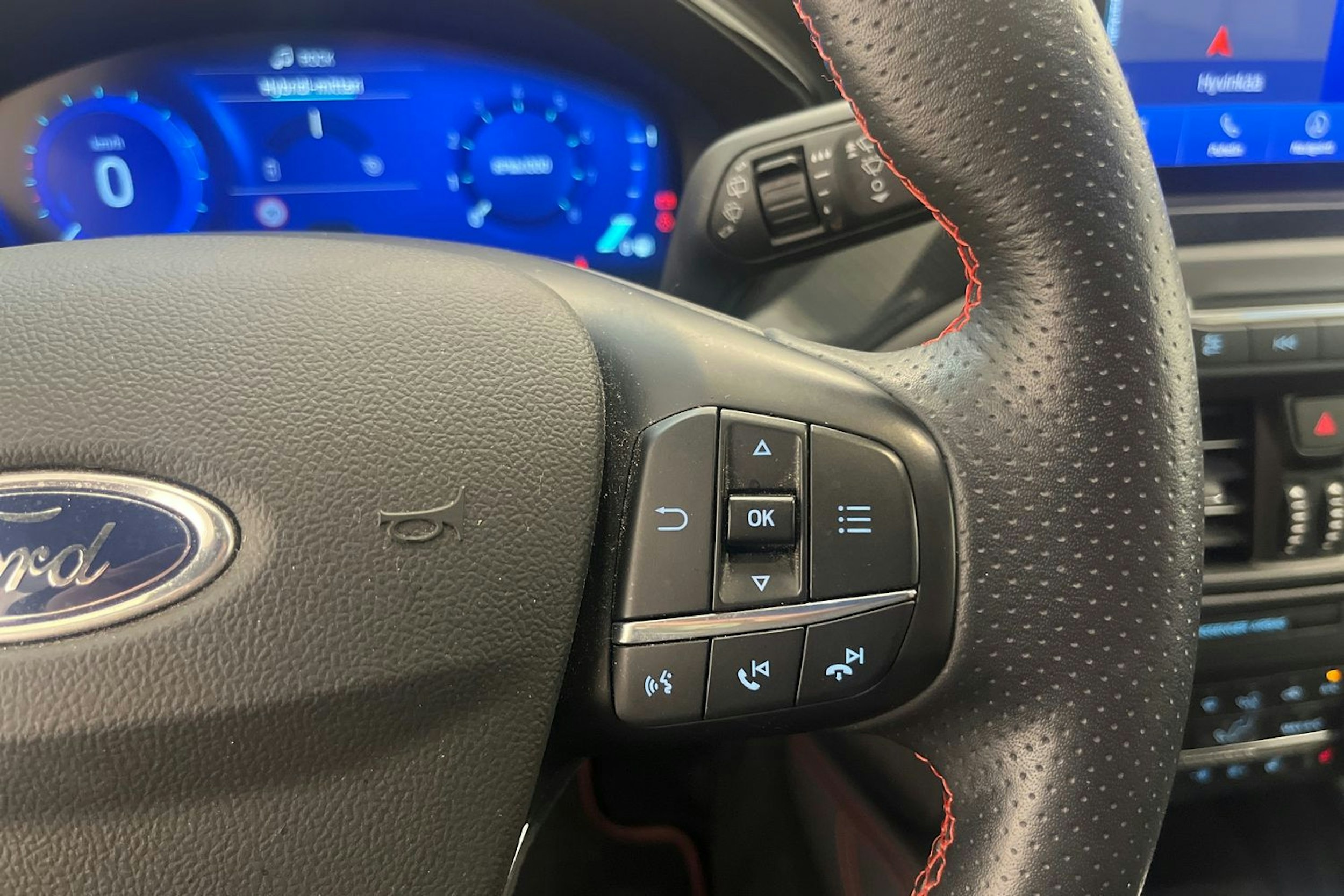 valkoinen Ford Focus 2021 kuva 19.