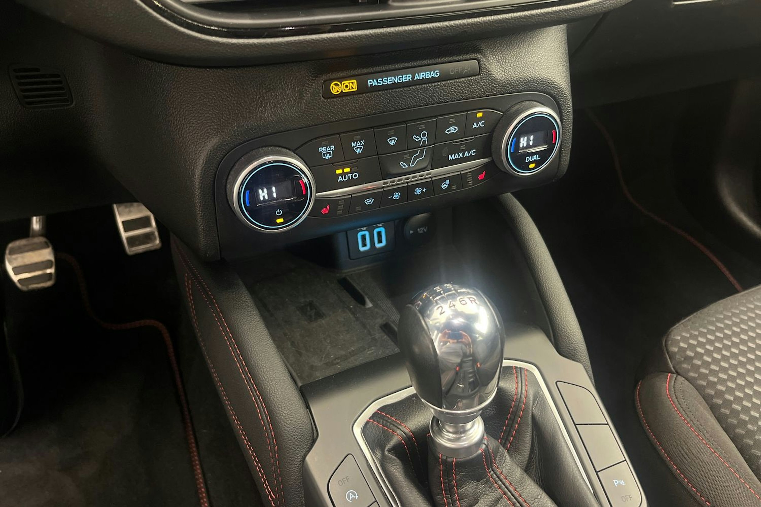 valkoinen Ford Focus 2021 kuva 21.