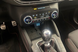 valkoinen Ford Focus 2021 kuva 21.