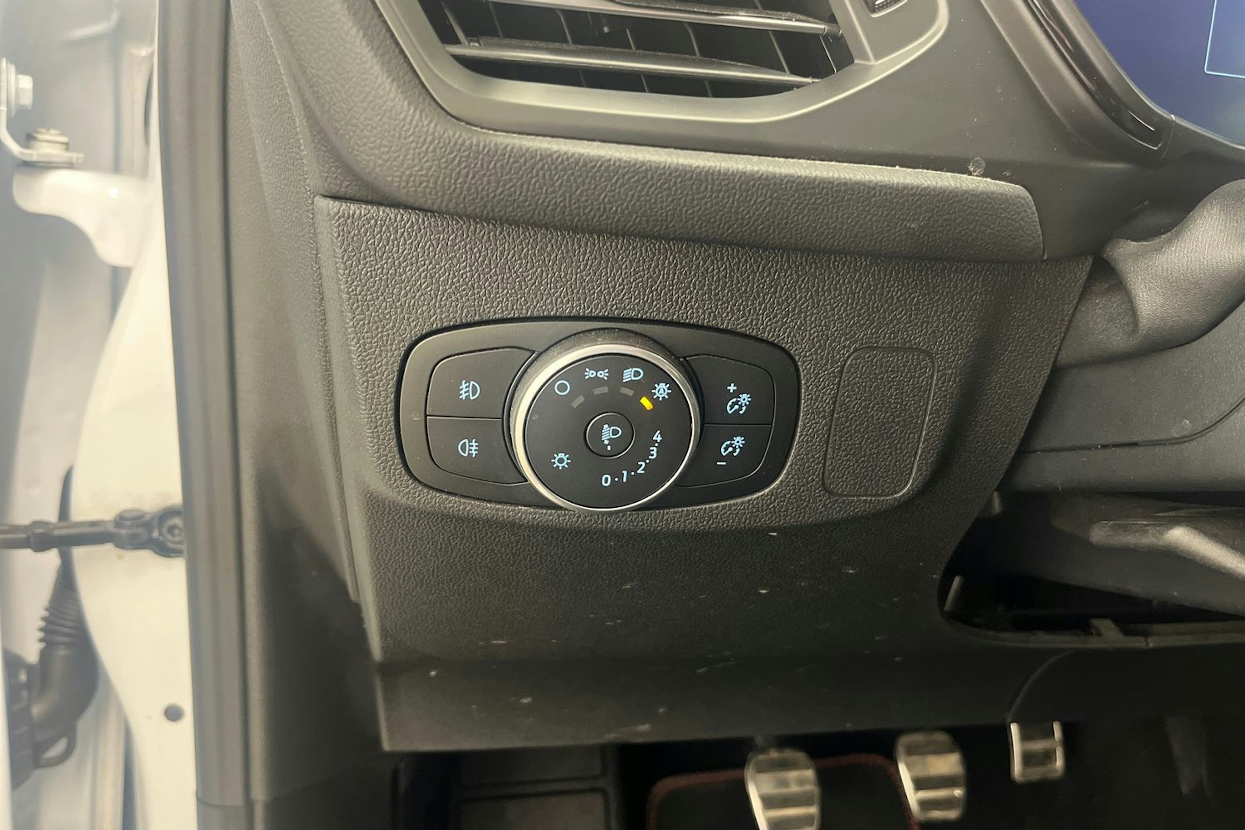 valkoinen Ford Focus 2021 kuva 23.