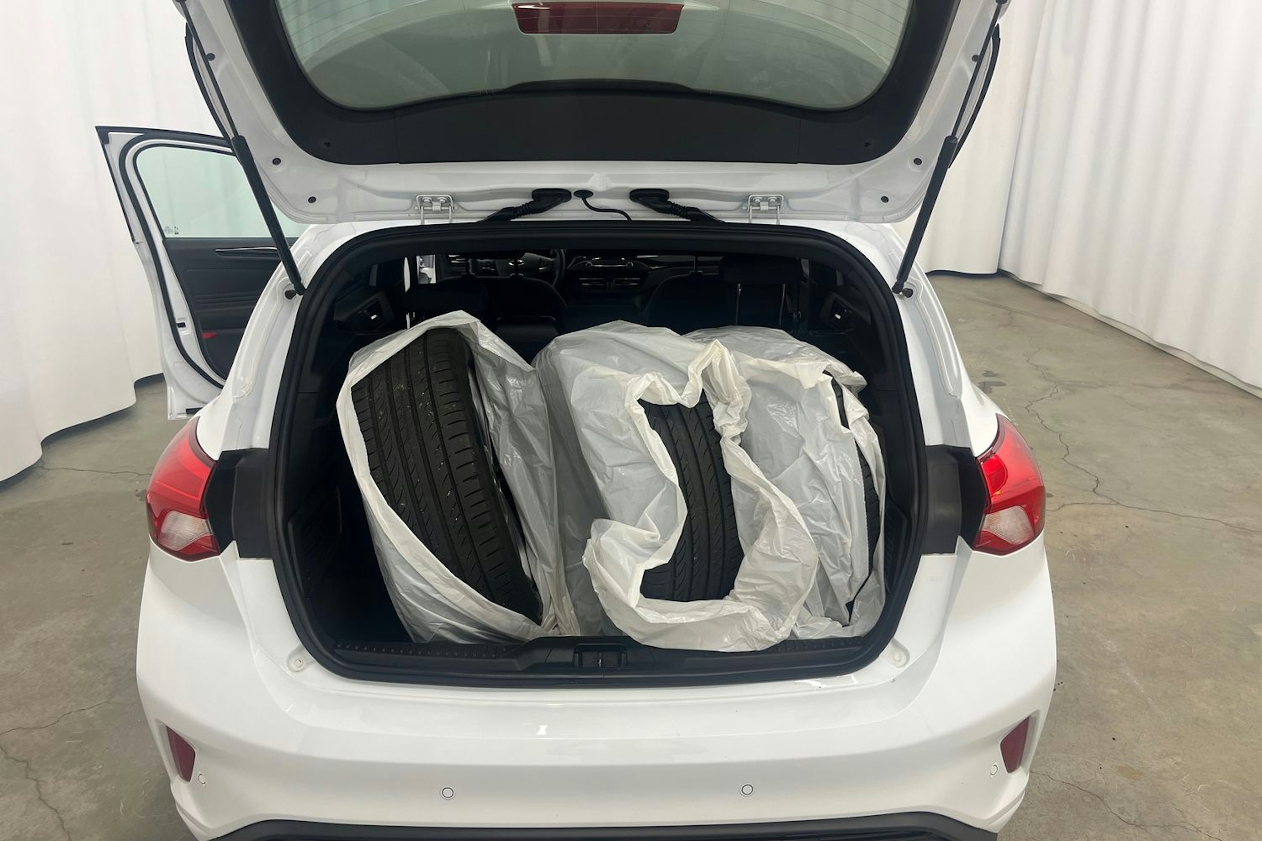 valkoinen Ford Focus 2021 kuva 26.