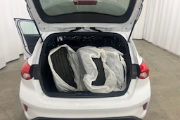 valkoinen Ford Focus 2021 kuva 26.