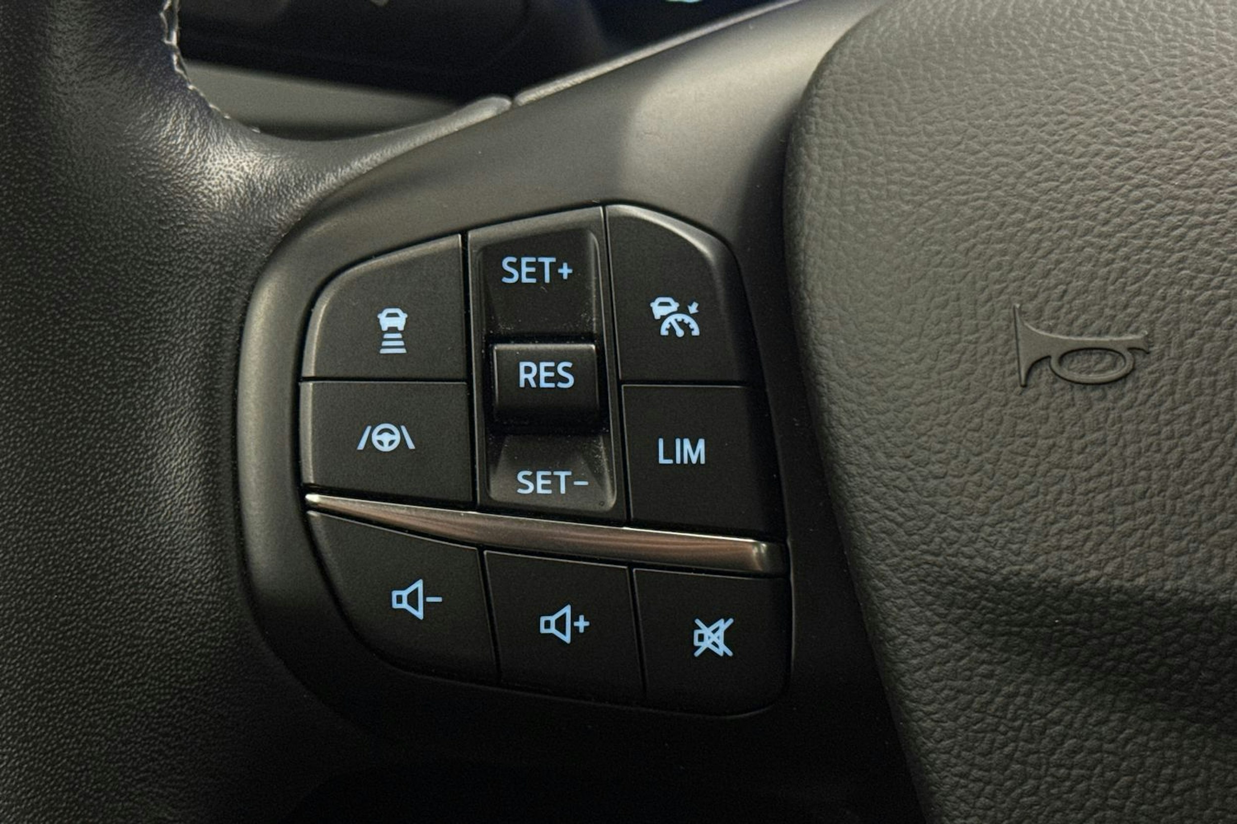 met. harmaa Ford Focus 2021 kuva 16.