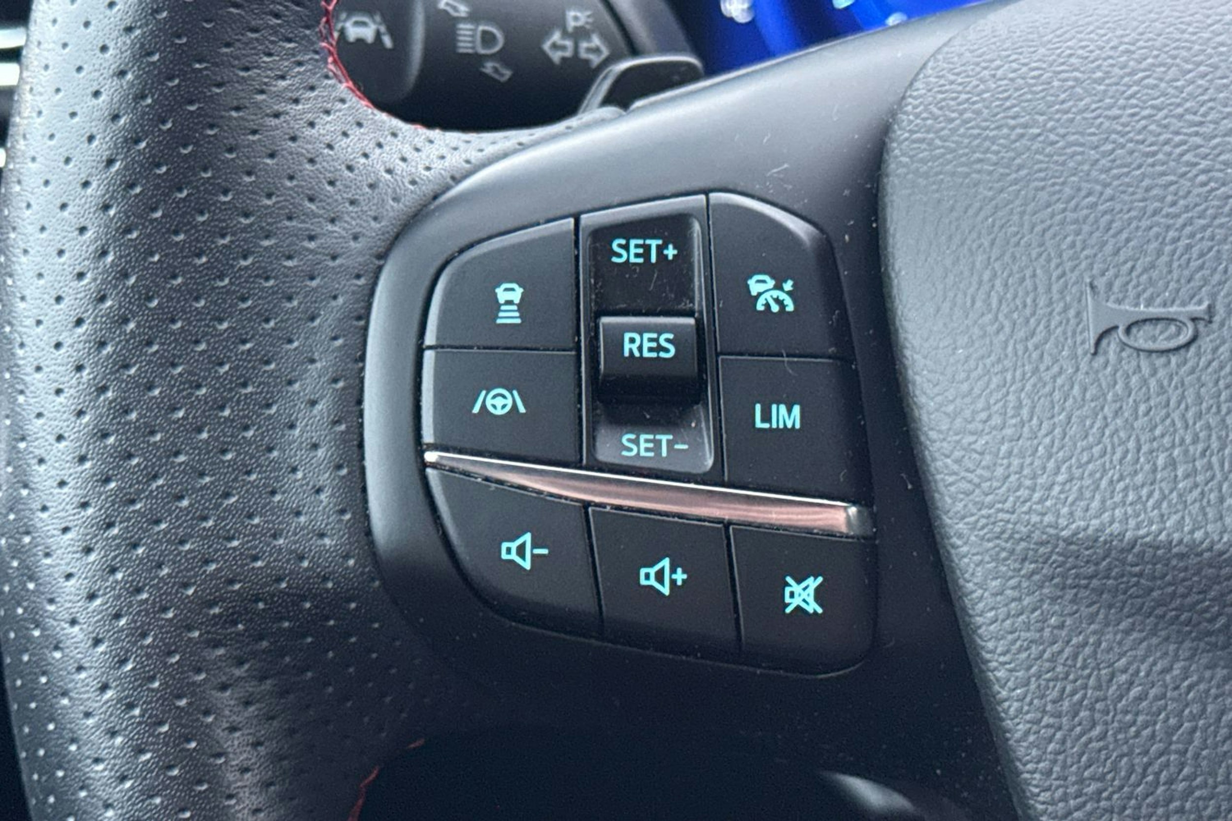 Punainen Ford FOCUS 2021 kuva 12.