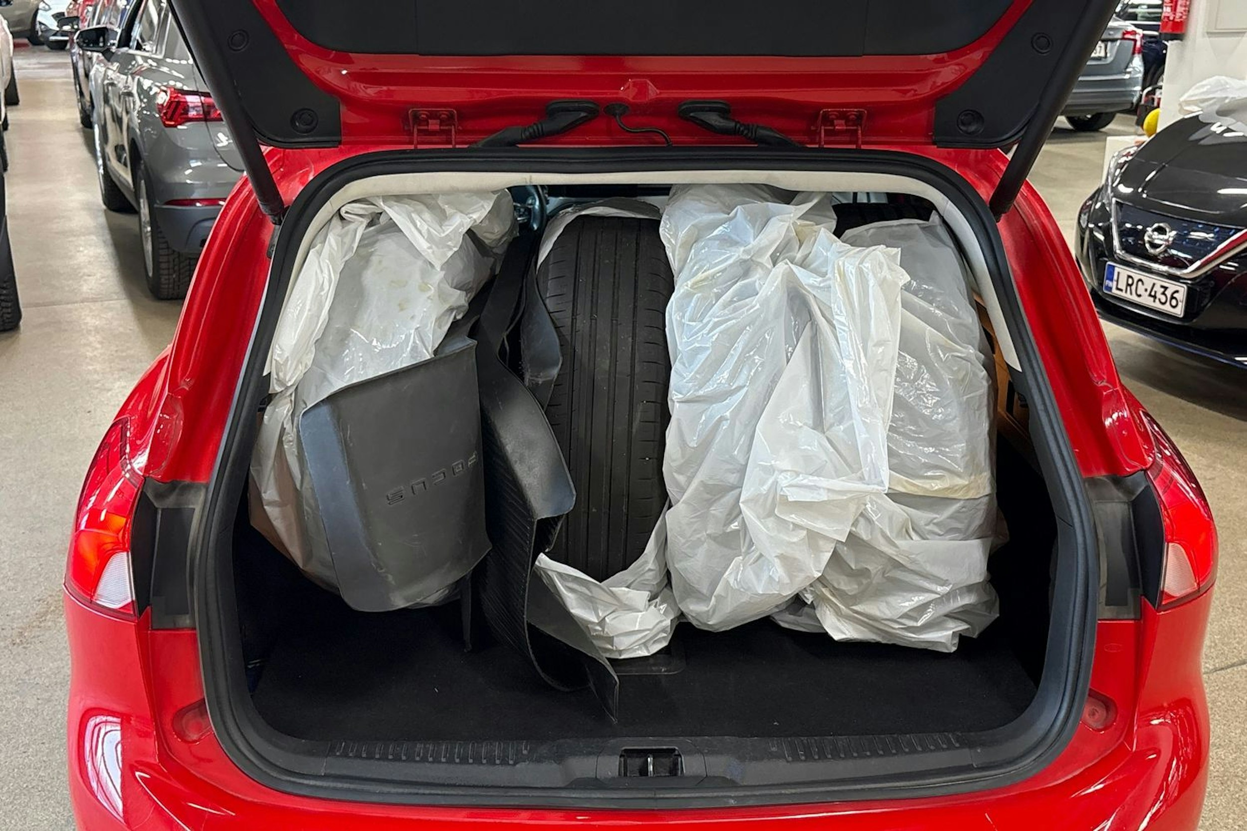 punainen Ford Focus 2021 kuva 24.