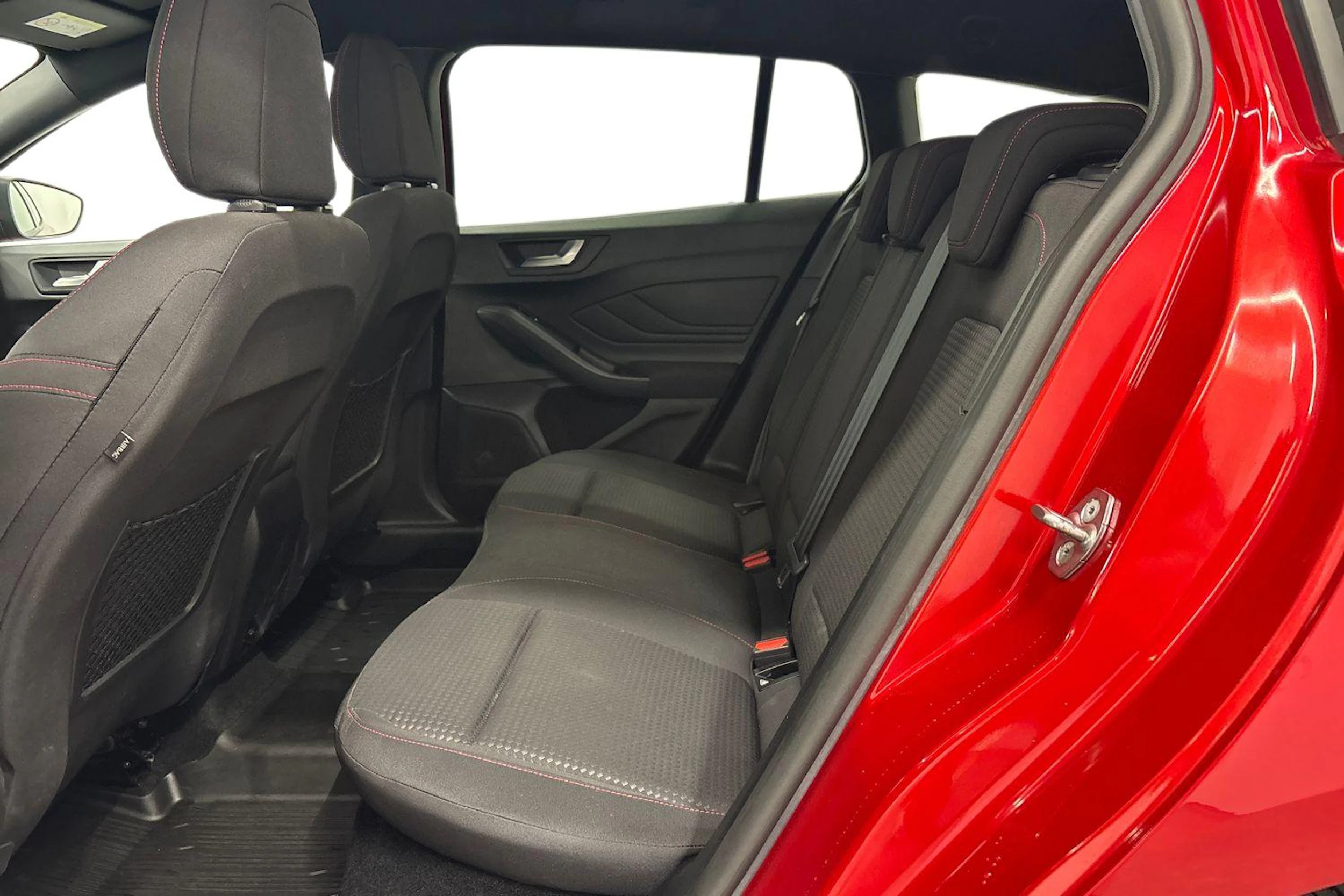 punainen Ford Focus 2021 kuva 8.