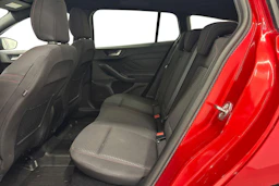 punainen Ford Focus 2021 kuva 8.