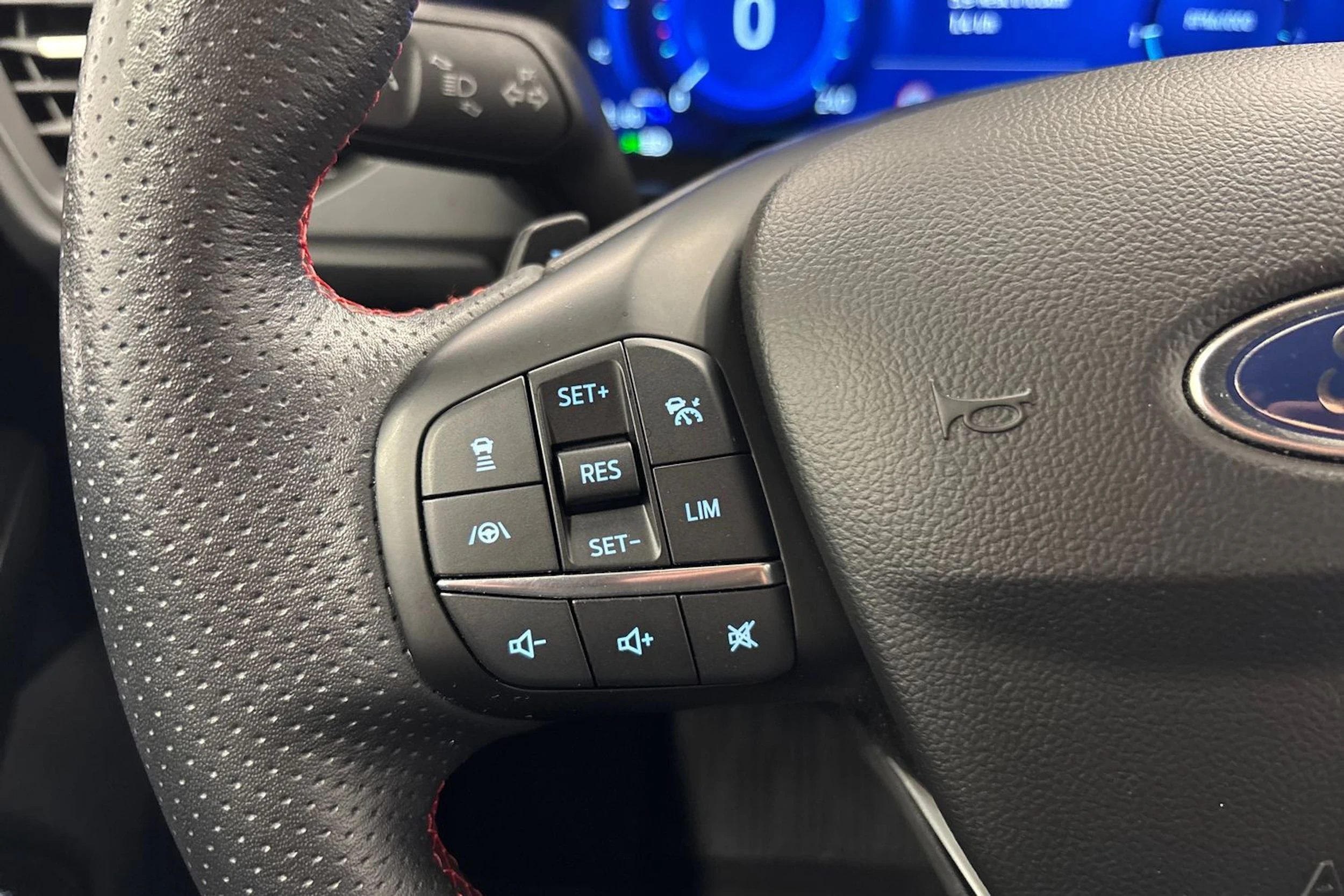 punainen Ford Focus 2021 kuva 12.