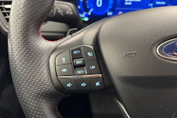 punainen Ford Focus 2021 kuva 12.