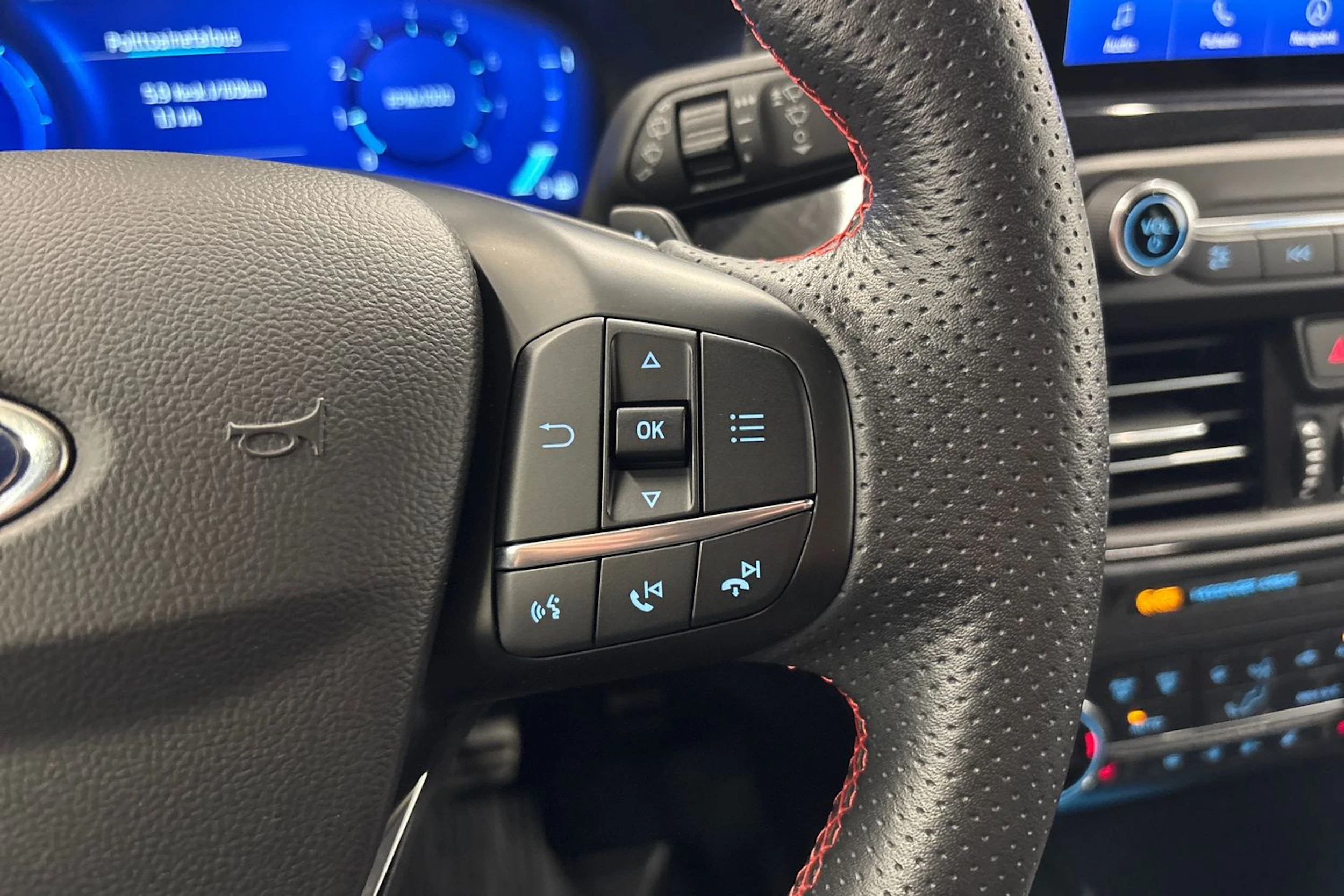 punainen Ford Focus 2021 kuva 13.