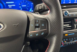 punainen Ford Focus 2021 kuva 13.