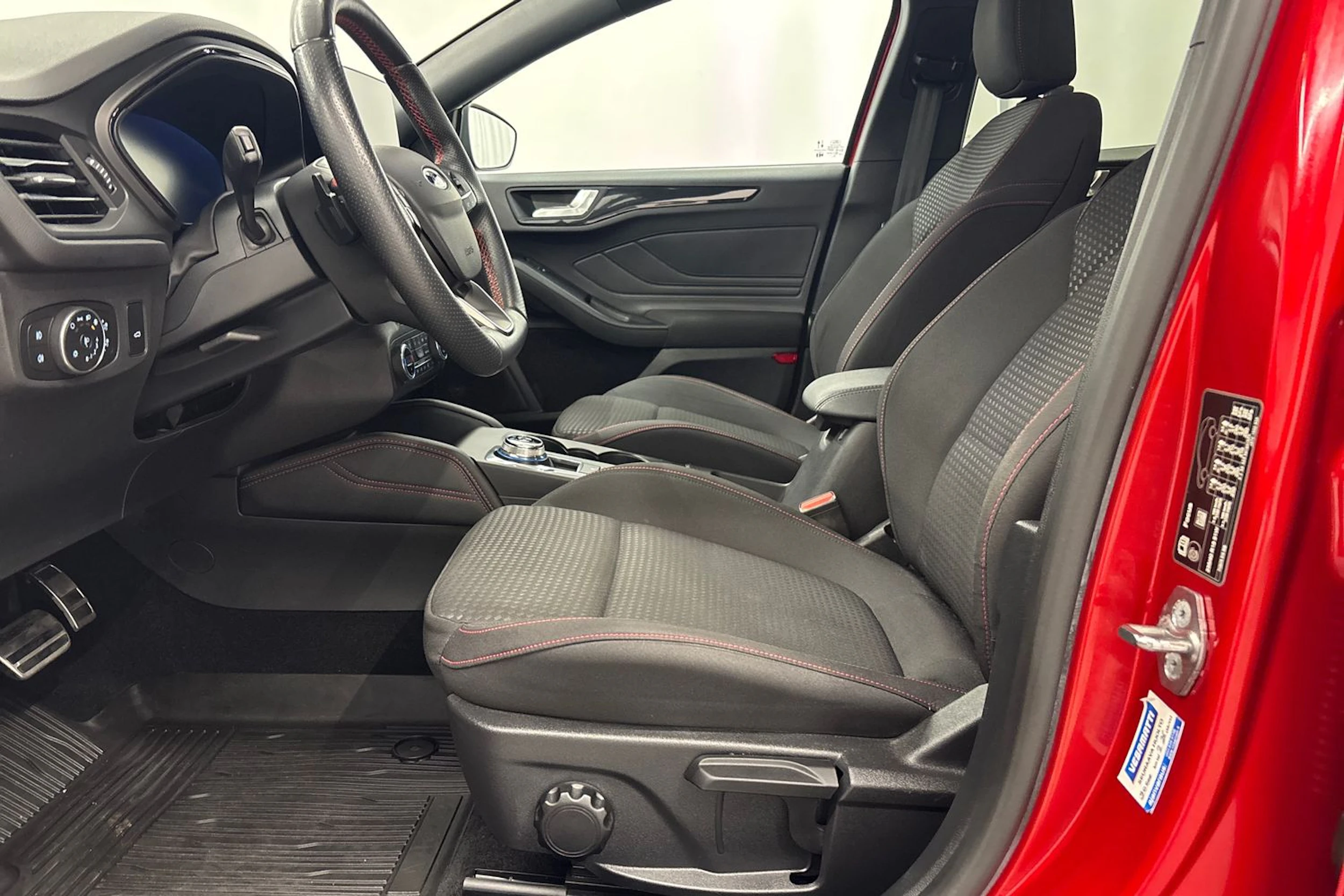 punainen Ford Focus 2021 kuva 17.