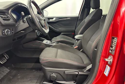 punainen Ford Focus 2021 kuva 17.