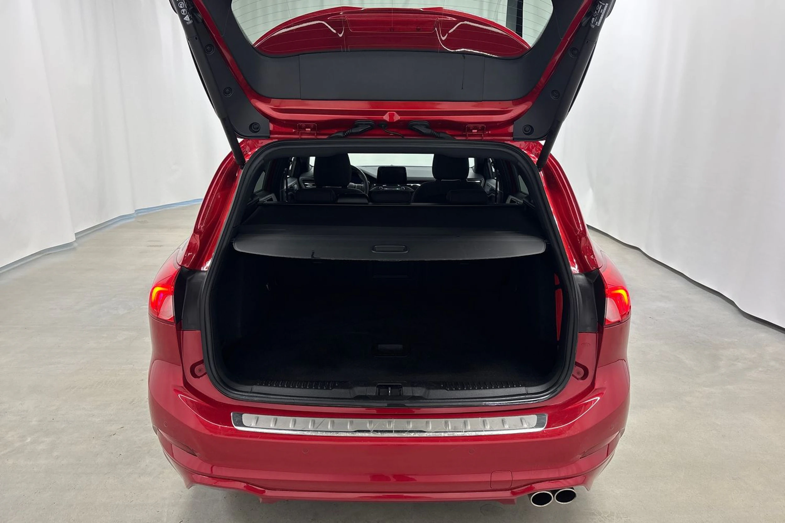 punainen Ford Focus 2021 kuva 18.