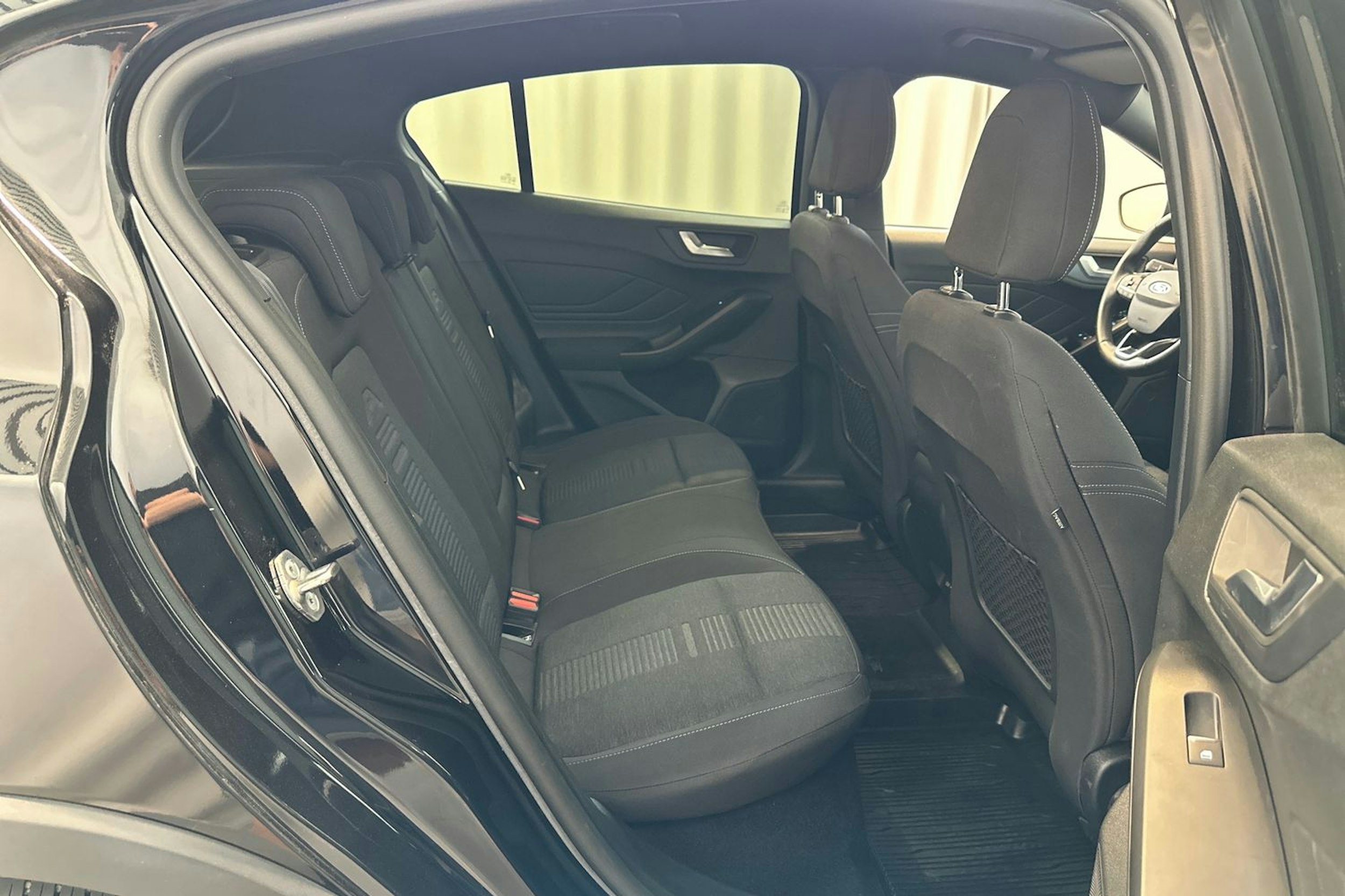 musta Ford Focus 2021 kuva 16.