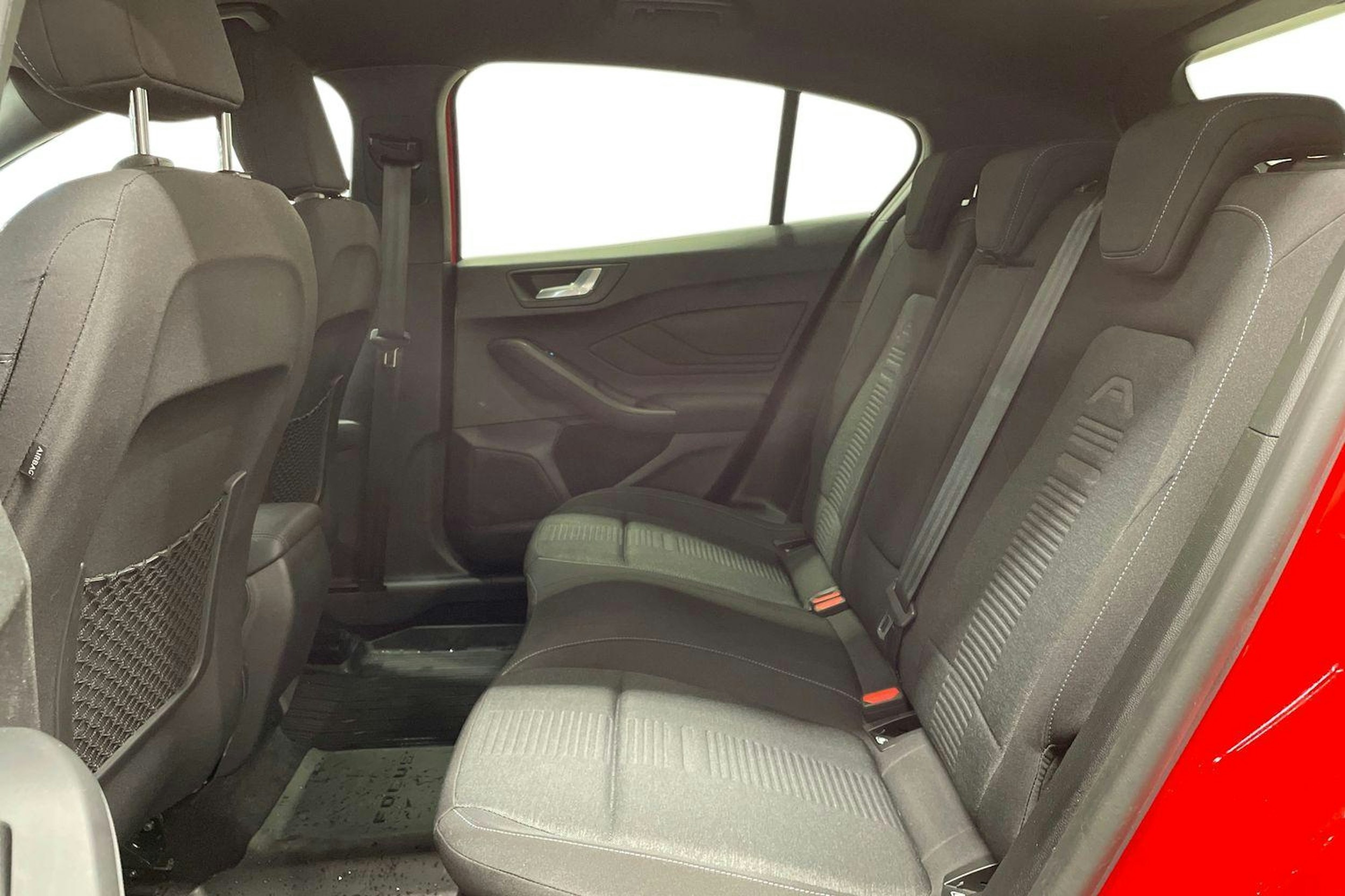 punainen Ford Focus 2022 kuva 10.