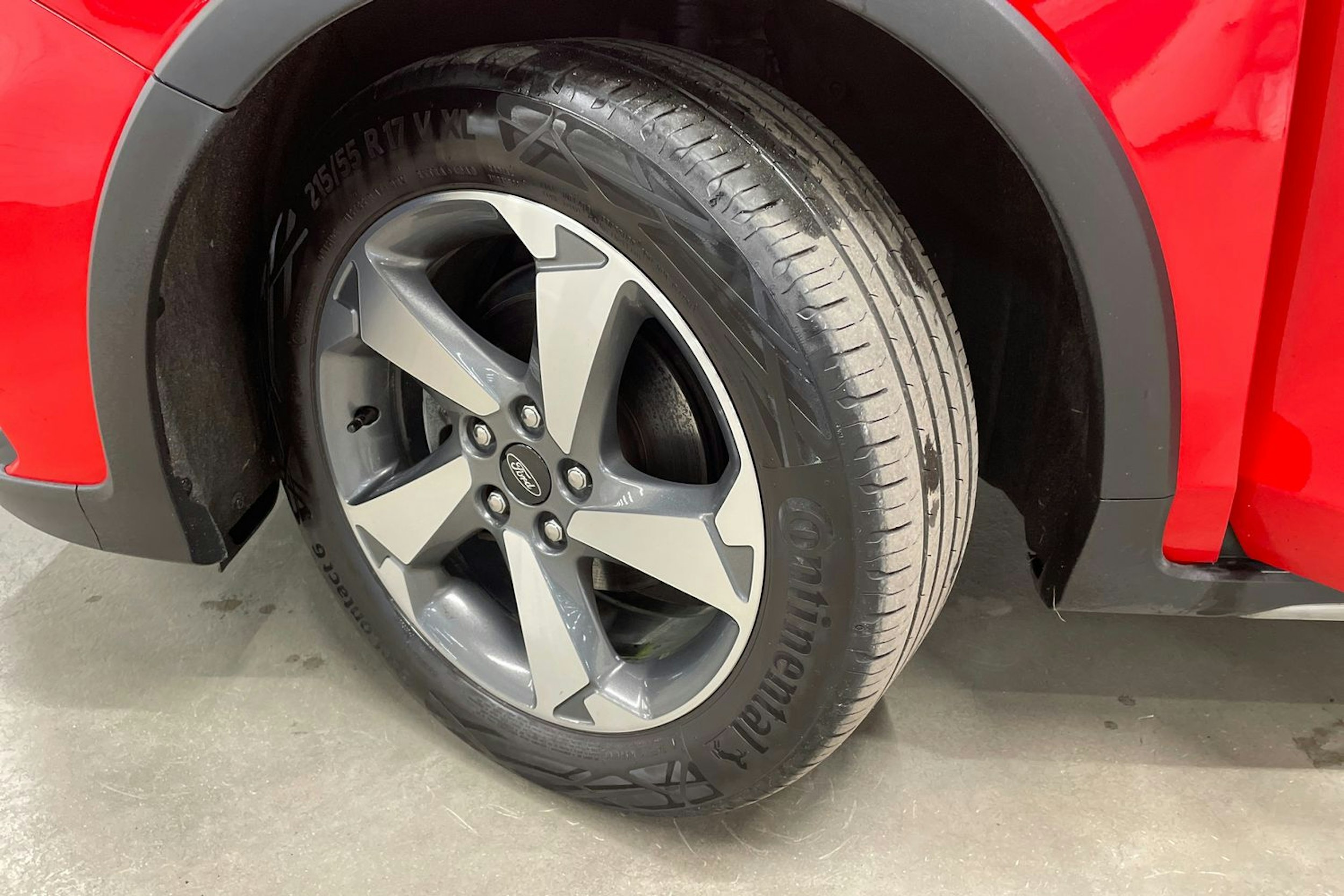 punainen Ford Focus 2022 kuva 13.