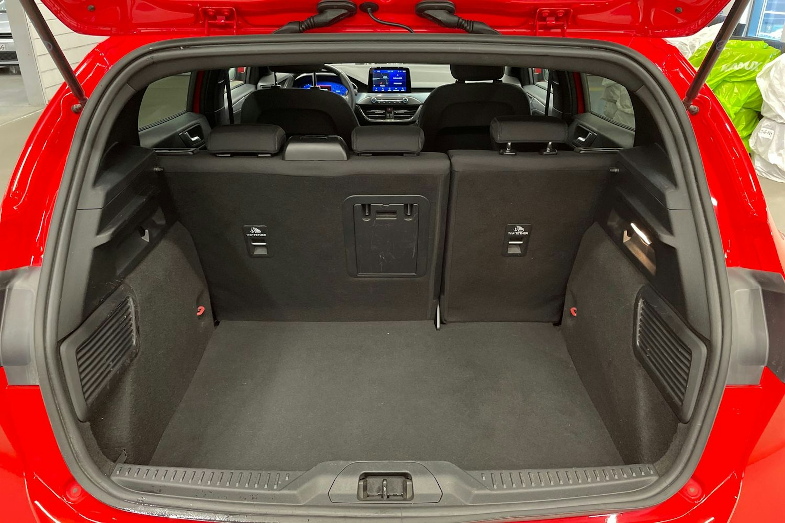 punainen Ford Focus 2022 kuva 15.