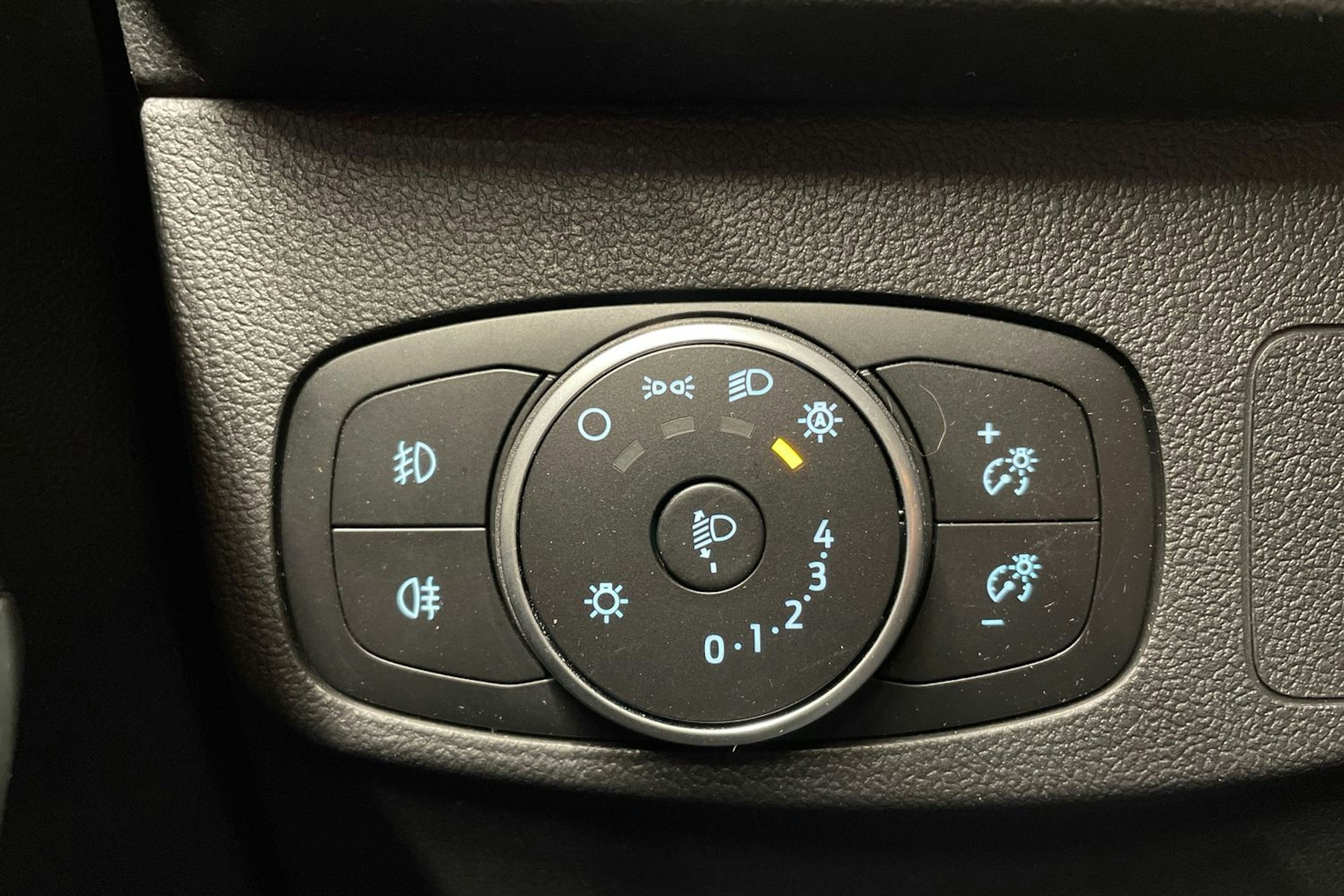 punainen Ford Focus 2022 kuva 25.