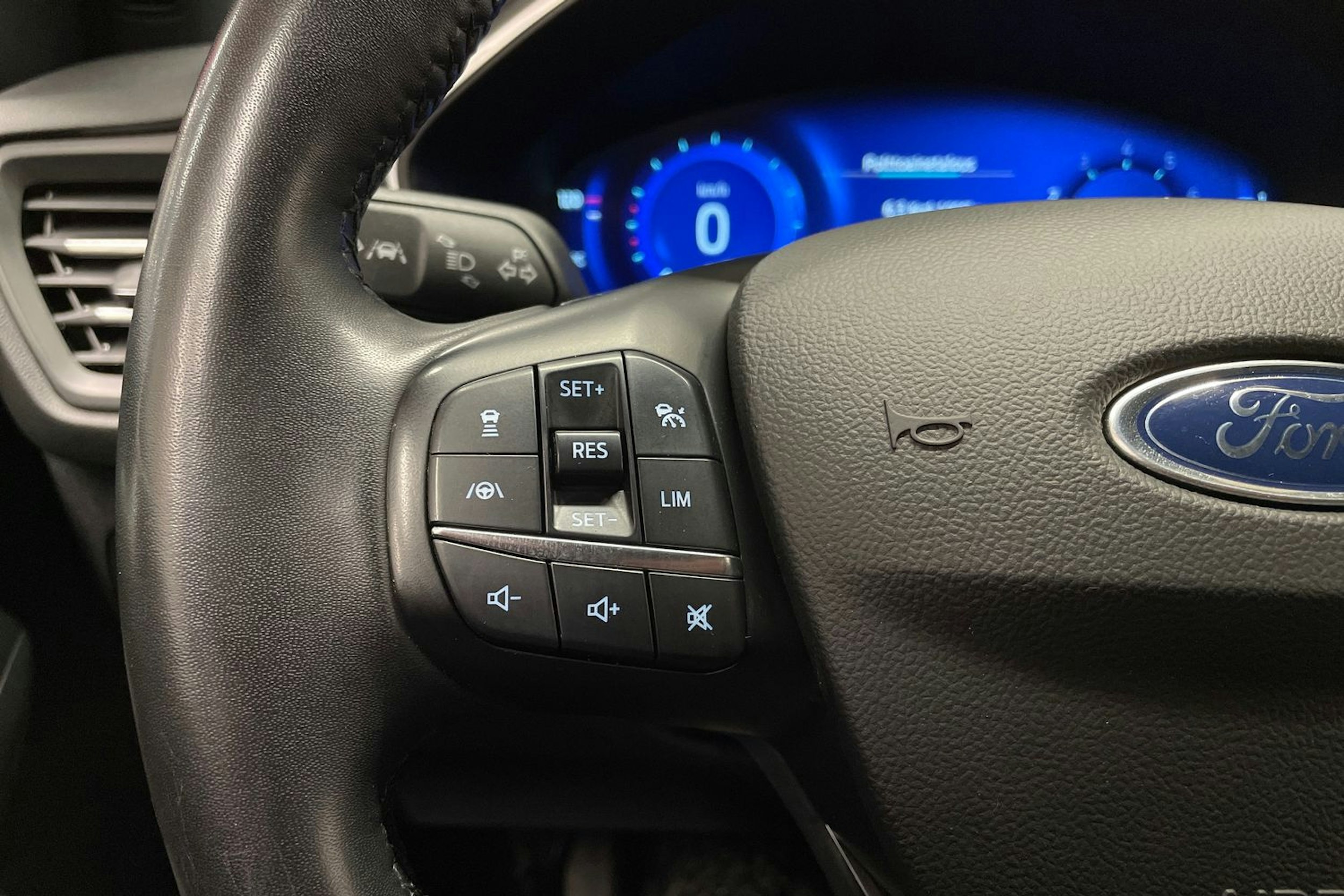 punainen Ford Focus 2022 kuva 26.