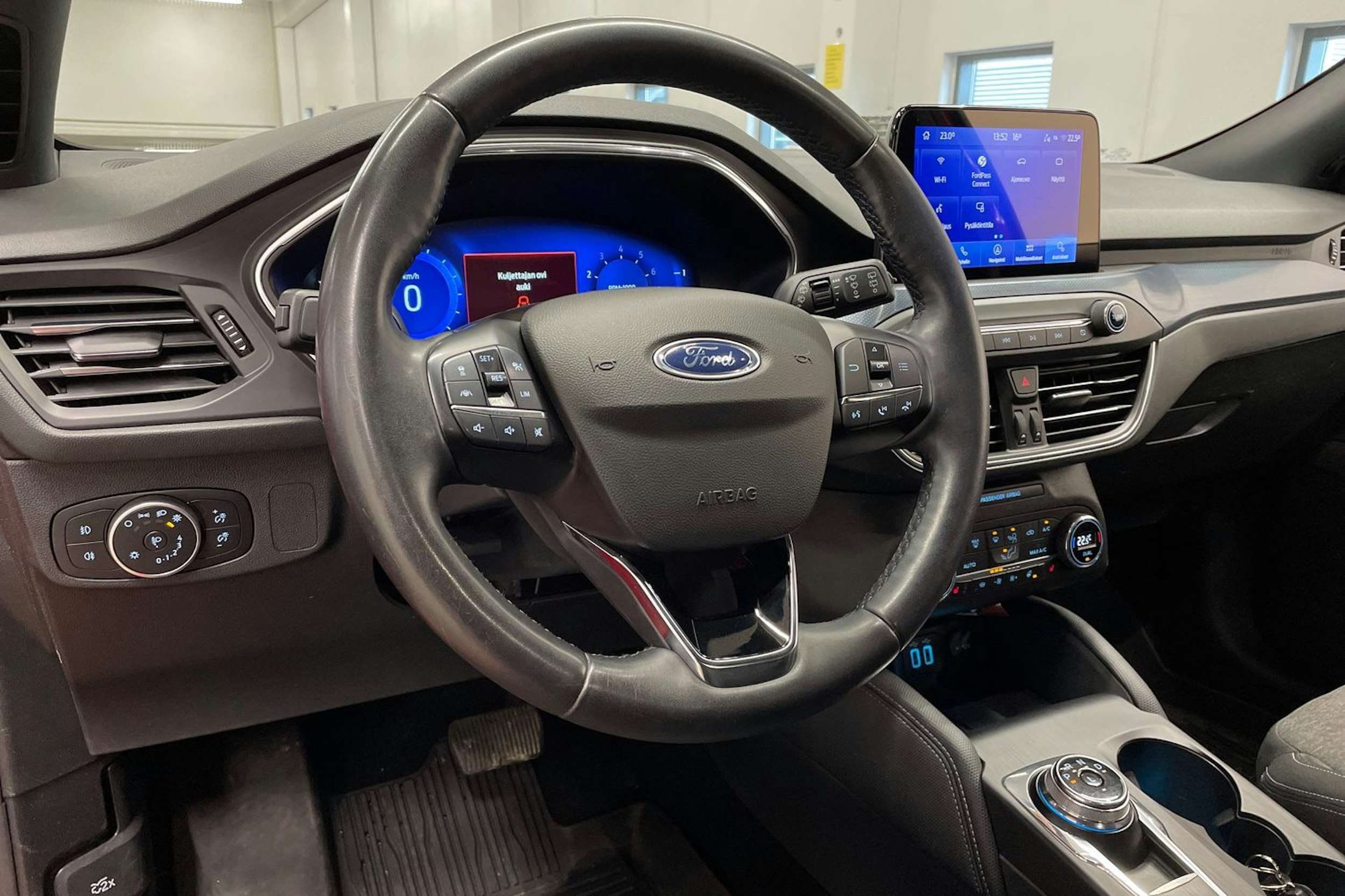 punainen Ford Focus 2022 kuva 28.