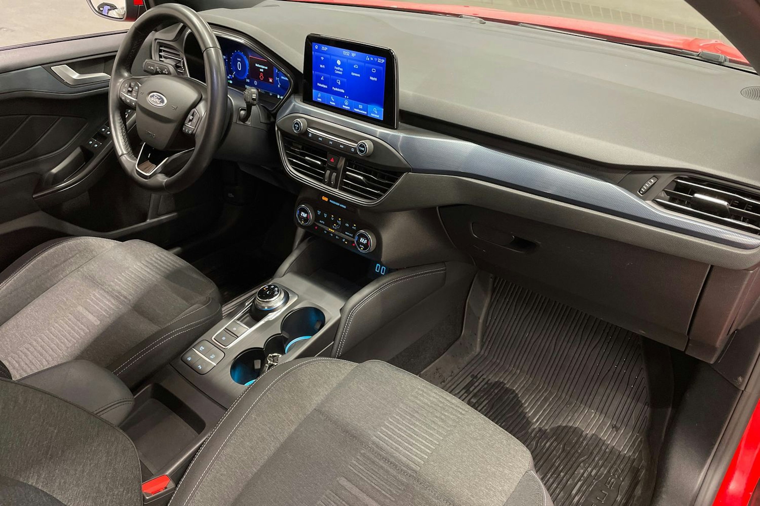 punainen Ford Focus 2022 kuva 30.