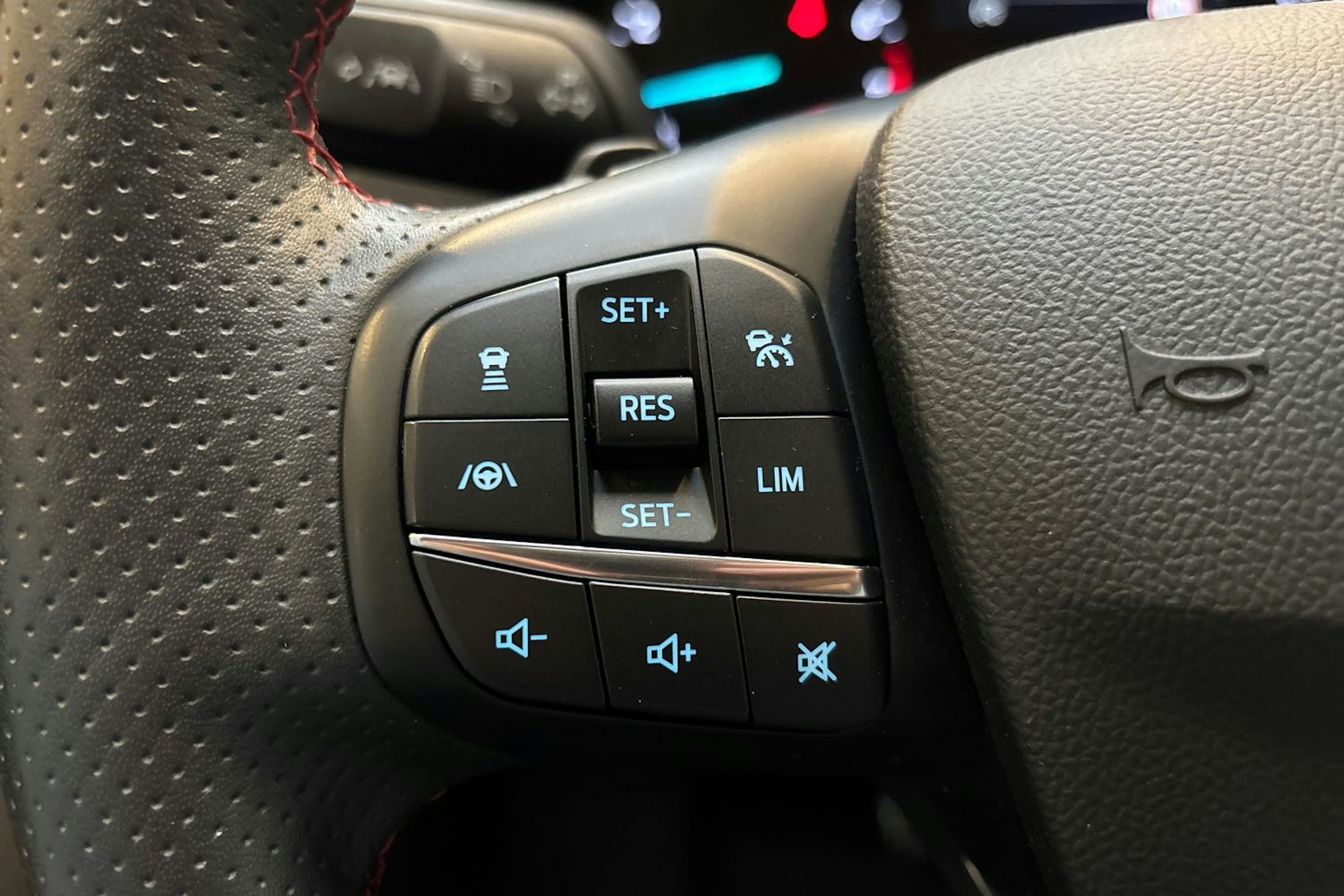 musta Ford Focus 2021 kuva 16.