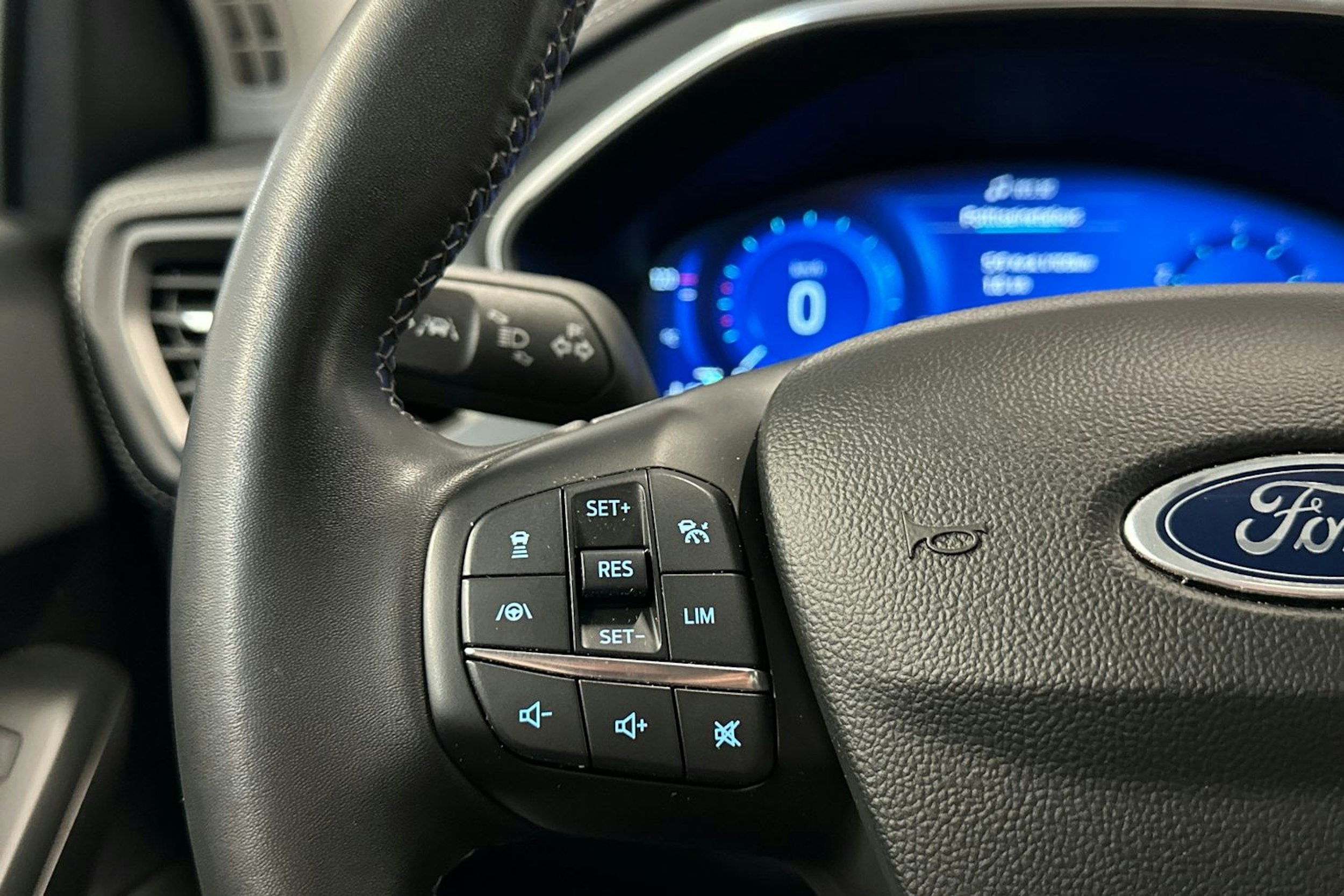 met. sininen Ford Focus 2022 kuva 16.