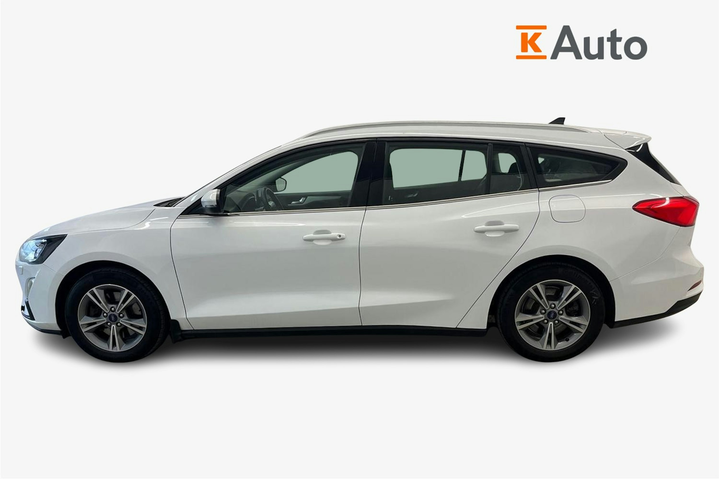 valkoinen Ford Focus 2022 kuva 6.