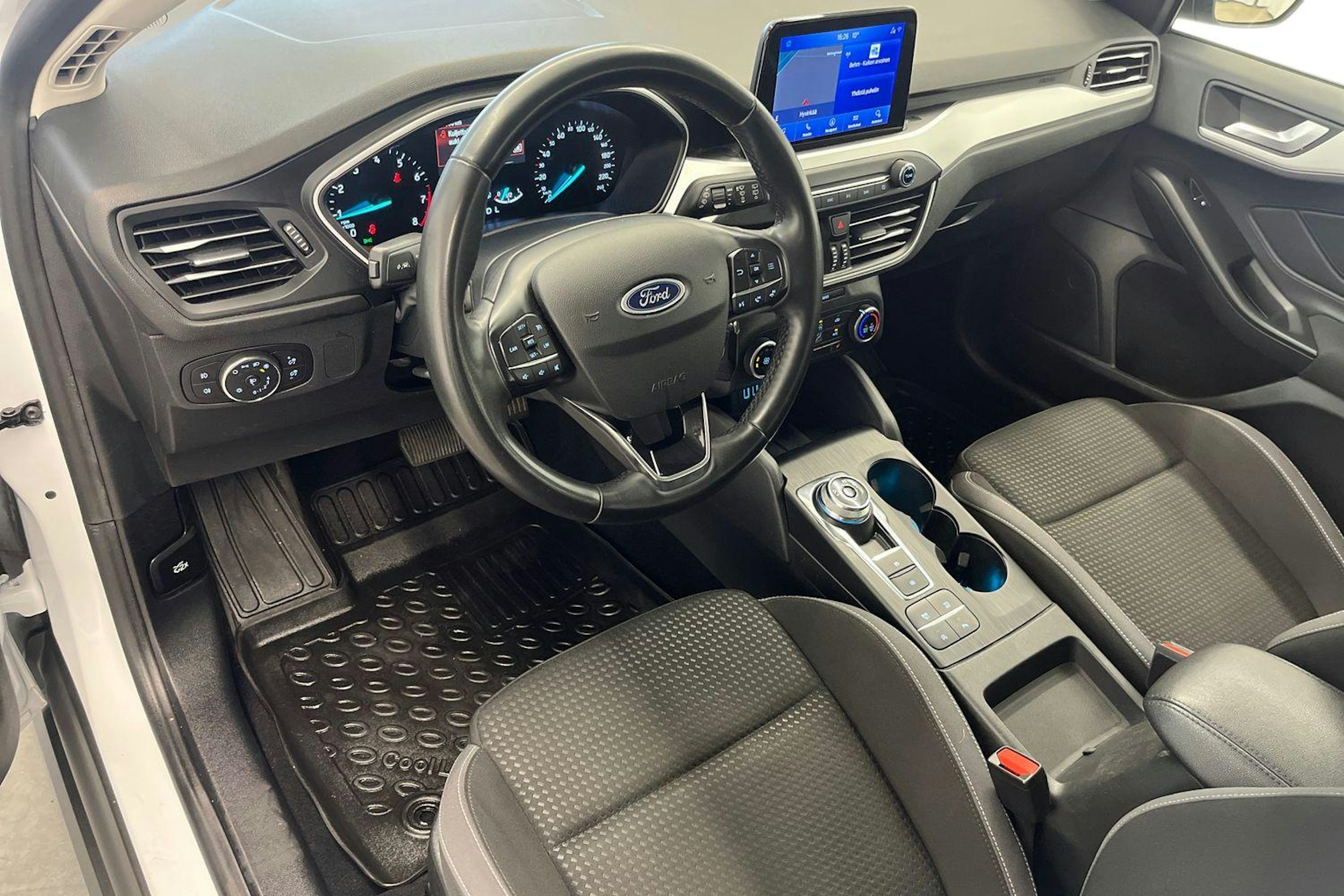 valkoinen Ford Focus 2022 kuva 7.